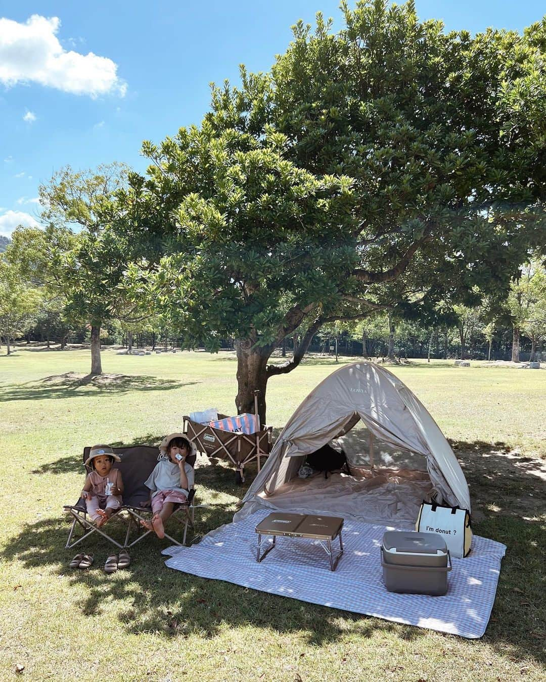 akiiiii1025のインスタグラム：「⁡ ⁡ picnic day🌳💛 ⁡ 今年は @coleman_japan  × @beautyandyouth_official 別注の クーラーboxが仲間入り🫶 ⁡ 毎年かわいいけど、 今年はグレージュのような色味が絶妙で これまためちゃくちゃかわいい🤎 大きさも大き過ぎずで丁度いい感じ☺️⛱  ポップアップテントやレジャーシートは 楽天roomに載せてます🌻 ⁡ ⁡ ⁡ #coleman#beautyandyouth#picnic#brothers #コールマン#ビューティーアンドユース#アウトドア #アウトドアワゴン#4歳#2歳#ピクニック #おしゃピク#ポップアップテント #兄弟コーデ#兄弟リンクコーデ#リンクコーデ #お揃いコーデ#男の子コーデ#息子コーデ#キッズコーデ #韓国子供服#2児ママ#2歳差育児#兄弟ママ#男の子ママ #大阪ママ#北摂ママ#こどものいる暮らし #楽天room#楽天roomに載せてます」