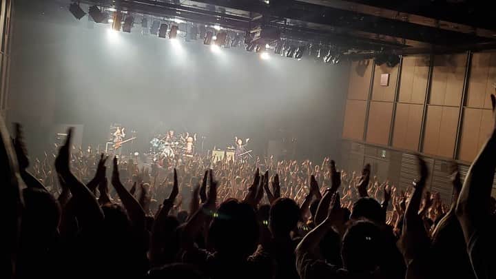 JILLのインスタグラム：「20230826 福岡電気みらいホール ツアーファイナル 👍👍👍👍👍👍👍 PERSONZとお客様との 一体感💓最高❣️  #ツアーファイナル #PERSONZ #8月26日_福岡電気みらいホール —————————————- PERSONZ「I AM THE BEST TOUR」  すべてのライブが素晴らしかった💕 声を出せて、リズムに身を任せて 楽しんだ日々。  全箇所、参加してくださった PERSONZマニアに感謝🙏です。 また次のライブで会いましょう👋  5月06日_横浜赤レンガ倉庫 5月07日_横浜赤レンガ倉庫 6月18日_高知県立県民文化ホール グリーンホール 6月24日_札幌CUBE GARDEN 7月02日_ヒューリックホール東京 7月22日-仙台rensaホール 7月23日_函館金森ホール 8月04日_名古屋ダイアモンドホール 8月05日_大阪クラブクワトロ 8月11日_新潟LOTS 8月12日_高崎芸術劇場スタジオシアター 8月26日_福岡電気みらいホール —————————————- #jillpersonz  #personz  #youtubepersonzチャンネル #note  #jillpersonz  #エアプレ #JILLプレ #ラジオ高崎 #三味線jill屋」