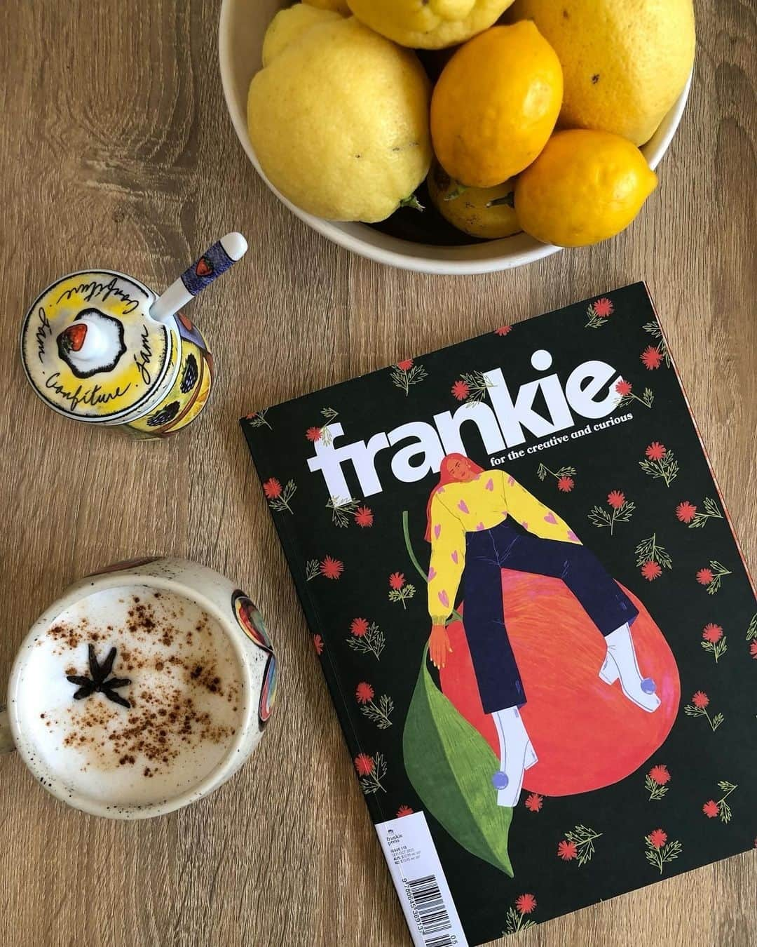 frankie magazineのインスタグラム：「snoozy sunday reads ~ #frankieinthewild snapped by frankie editor @shannnonjenkins」