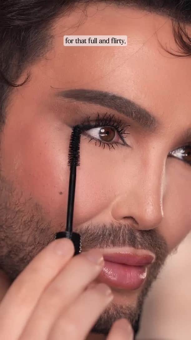 Benefit Cosmeticsのインスタグラム：「NEW Fan Fest Mascara sure looks beautiful on @paintedbyspencer 😍 Watch as the Full-Flex Fiber Brush effortlessly fans out lashes to breathtaking lengths. Experience weightless drama minus the clumps, all in one swipe. 😍 ⁠ ⁠ Grab yours here on IG, bestie 🛒💨⁠ ⁠ #fanfestmascara #benefitcosmetics #NEW #mascara」