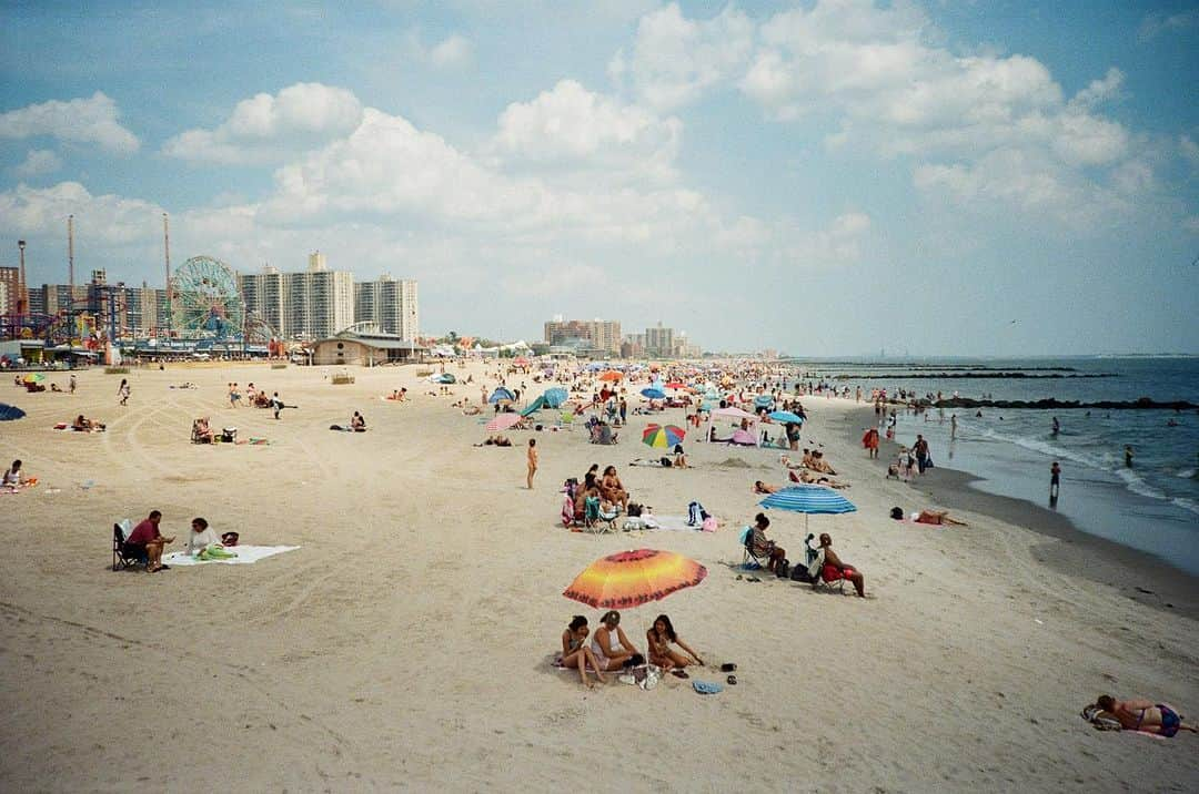 ペ・ジョンナムさんのインスタグラム写真 - (ペ・ジョンナムInstagram)「coney island film photo (1)🙃📸🎞️⛱️🏝️☀️🏖️🍹🌊 #rollei35classic #35mmfilm #filmphoto #노보정노필터 #배작가」8月27日 8時01分 - jungnam_bae