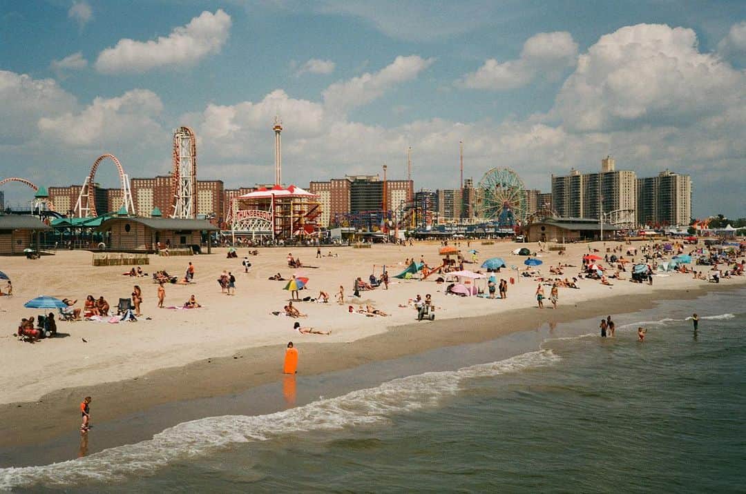 ペ・ジョンナムのインスタグラム：「coney island film photo (1)🙃📸🎞️⛱️🏝️☀️🏖️🍹🌊 #rollei35classic #35mmfilm #filmphoto #노보정노필터 #배작가」