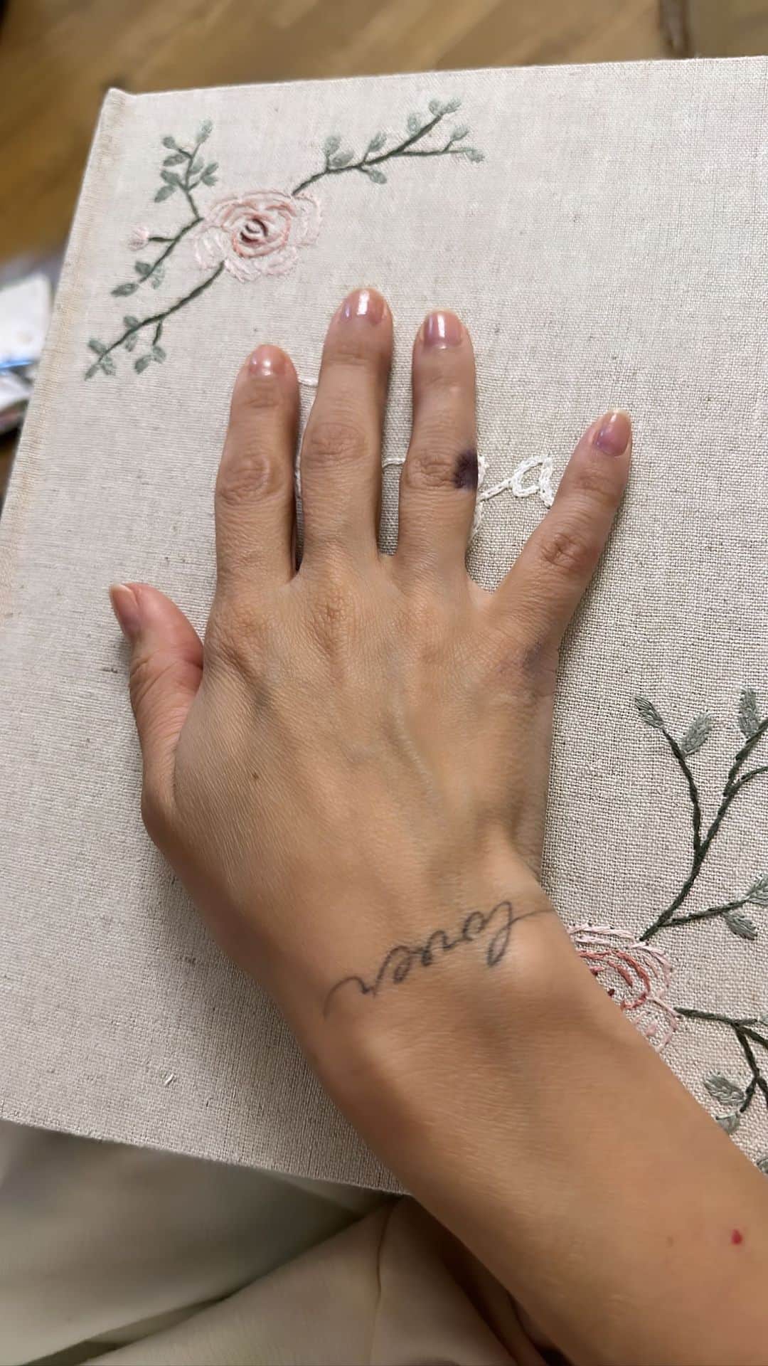 Thaila Ayalaのインスタグラム：「Estou doente trancada no meu quarto longe das crianças (está tudo bem só não quero q eles peguem) e comecei a escrever p eles, quando me deparo c a mão dolorida pela falta de prática e por esse marquinha aí no dedo de quem escreveu muito, nostalgia total, parece bobo né, mas me transportou p um lugar TÃO bom. Quem mais aí não via/vê o dedo com essa marquinha de caneta há muito tempo? 🙋🏻‍♀️」