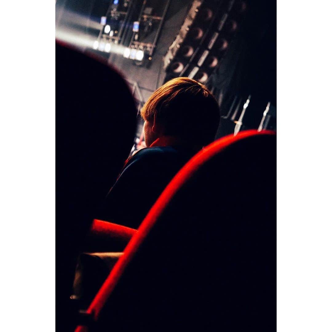須賀健太のインスタグラム：「"劇団「ハイキュー‼︎」旗揚げ公演" 公演最終日です。 あっという間の稽古、本番期間でした。 今日も最後の1秒まで飛び続けて欲しい。 みんなの背中を押せるように、見届けます。  #劇キュー」