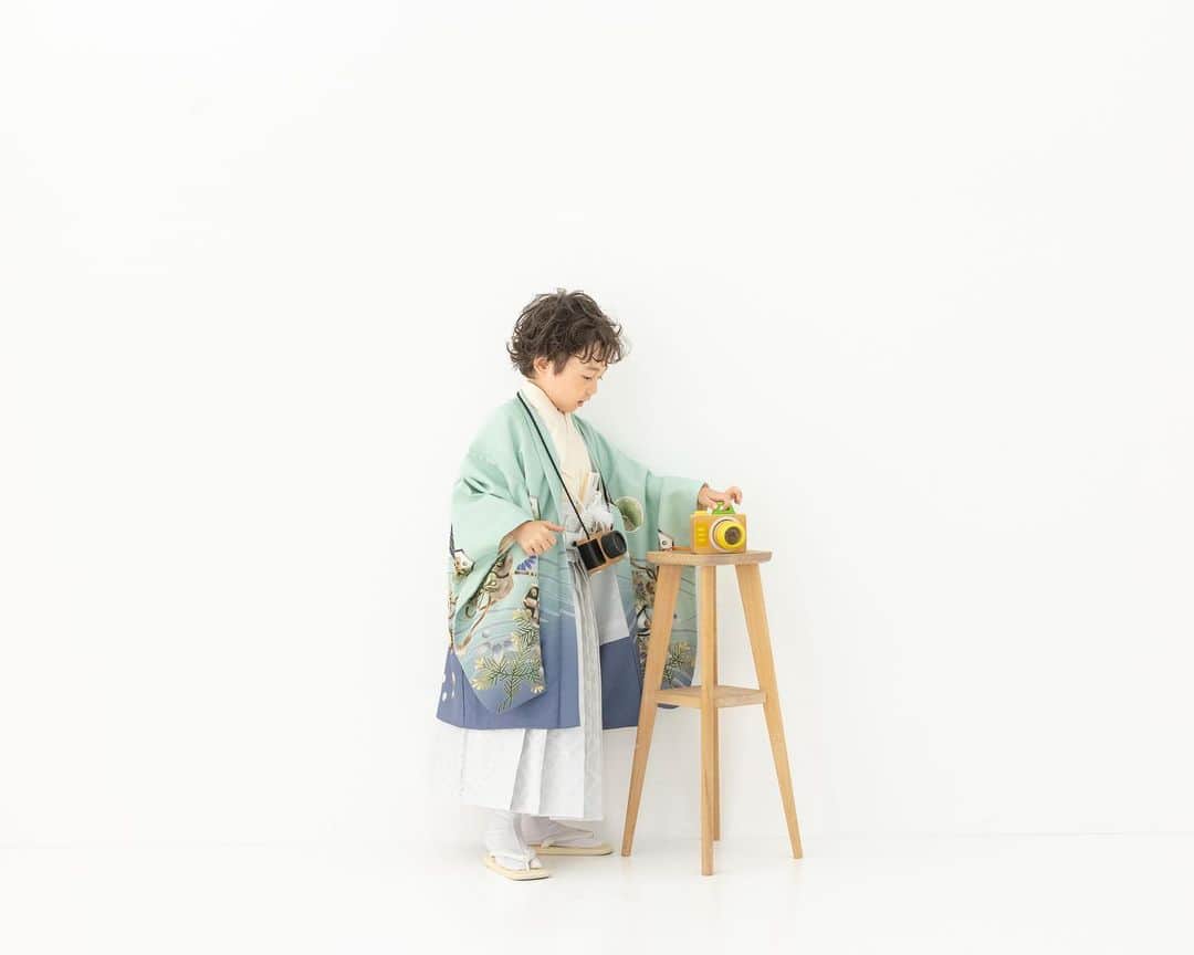 保坂さほさんのインスタグラム写真 - (保坂さほInstagram)「キモノ男子♡ 京都丸紅さん @kimono753_kyobeni_official の @tententen_kimono のレンタル着物です♪ 七五三の記念にいかがですか(^^)  今回は総勢500名弱のご応募（ここ最近で1番かも！）を頂き、 4日間に渡り数十名のモデルさんを撮らせて頂きました♡  男子の自由さが大好きで、それを意識したポーズがたくさん♪ 楽しい時間をありがとう♡  ♡  ♡  ♡  #保坂さほ #七五三前撮り #七五三撮影 #七五三写真 #七五三フォト #七五三後撮り #753前撮り #753撮影 #ハーフ成人式撮影 #二分の一成人式#753#七五三ヘア #七五三#七五三3歳 #七五三5歳 #七五三7歳 #七五三男の子 #七五三女の子#七五三着物 #七五三コーデ#七五三レンタル#七五三レンタル着物 #卒業袴#卒業袴レンタル #753撮影 #753前撮り #753ヘア#七五三男子 #753男子」8月27日 8時04分 - saho_hosaka