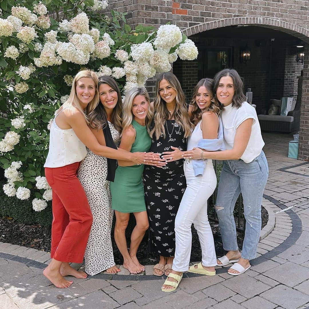 ジャナ・クレイマーのインスタグラム：「Blessed to have grown up with these girls and remain as close as we all are. Also @seashellchel don’t take photos on my phone and not expect me to not post. Frame 3. You’re welcome. 😂😂😂」