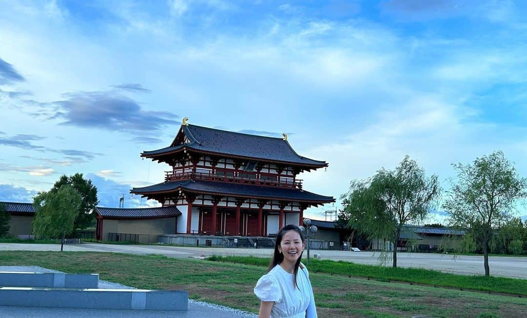 小西真奈美さんのインスタグラム写真 - (小西真奈美Instagram)「奈良県のその他の素敵な所シリーズ。  初の平城京、まさかの貸切状態😆 歴史の背景を学んでから行ったので、個人的に感じる壮大なロマンと空気感を感じました。  森の中にある談山神社。 夜の三日月🌙  #平城京 #森 #談山神社 #奈良県 #三日月 #😌」8月27日 8時12分 - manami.official