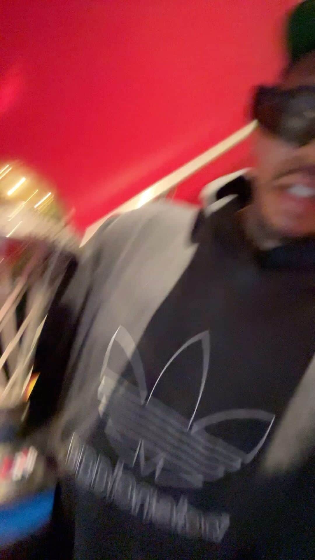 のインスタグラム：「@no.chill.gil holler at me man you can be my assistant lol」