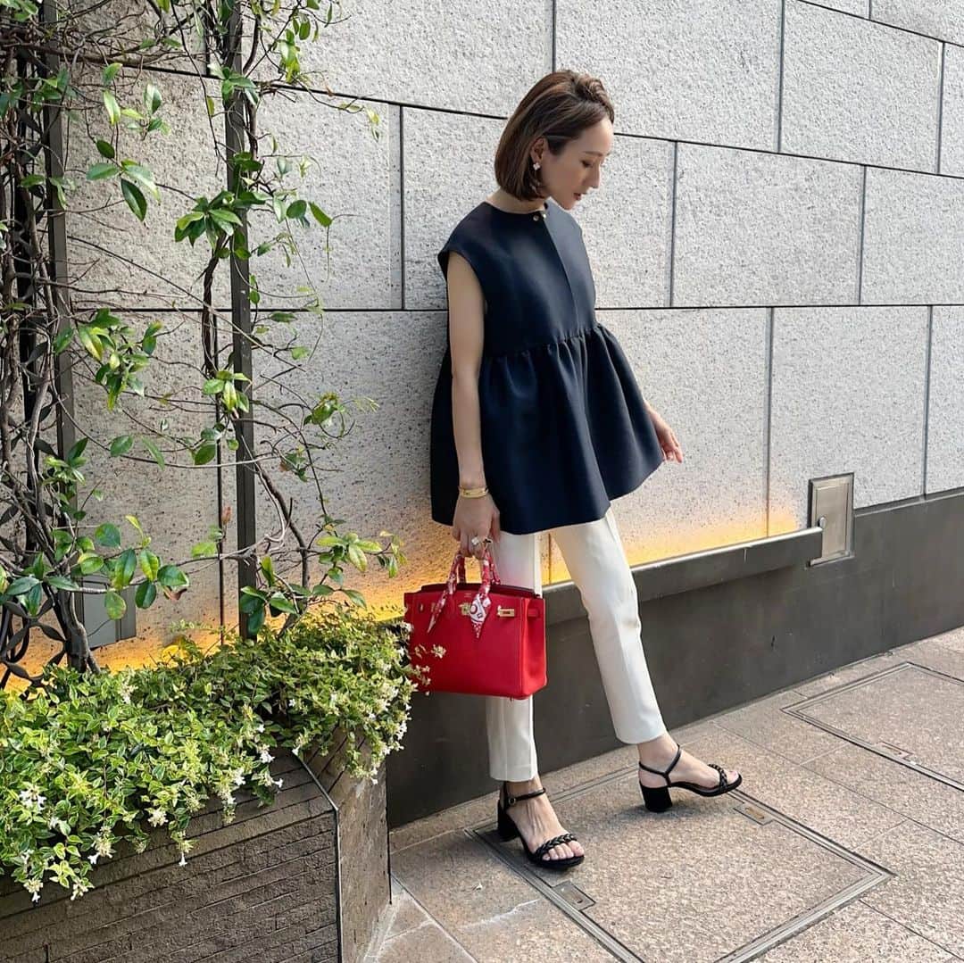 星玲奈のインスタグラム：「だいぶ前に撮ってたコーデシリーズ😊 今年はジレをたくさん買ってる気がする💙 今はノースリーブのインナーで 秋口は薄手のブラウス、もっと寒くなったら ニット合わせもできるから 結局とても息が長い🥰 ・ gilet @unitedarrows_official #unitedarrows  bottom @plst #plst shirt @gianvitorossi #gianvitorossi  bag @hermes #hermes」