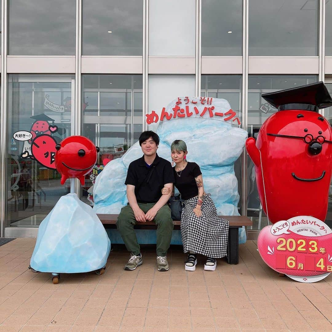 アイミさんのインスタグラム写真 - (アイミInstagram)「２０２３年６月4日  パお誕生日当日は大雨だったからランチしか行けず🥲  日を改めて塩田八幡宮の後に めんたいパークへ☺︎ なかなか楽しめました🫶  明太ソフトクリームは明太子食べながらソフトクリーム食べてる感覚でした（笑）  #めんたいパーク #デート #夫婦 #お出かけ」8月27日 8時29分 - aimi10070302