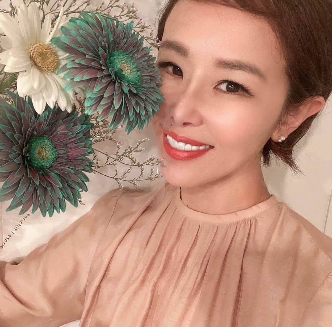 のインスタグラム：「素敵な色のガーベラのお花をいただきました💠💚ありがとうございます。  ショップチャンネル　@shopch.jp でのオンリー販売。 お待たせ致しました🙇‍♀️⤵︎✨ ブランド「emito…」9月1日〜1ヶ月間 特別な価格にて発売が開始されます。  【emito…スタッフからお知らせ】が次の投稿に入りますので 詳細を確認して下さい。 皆さま、どうぞよろしくお願いいたします🤍✨」