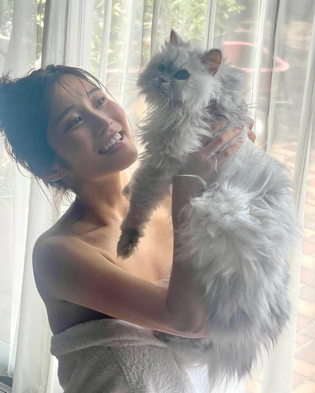 橘花凛さんのインスタグラム写真 - (橘花凛Instagram)「おはようございます😼🧡 10月17日ワニブックスさんから発売の写真集『抱いて』にはなんと大福ちゃんも登場してくれます…！✨ 一緒に写真集載れるの嬉しすぎます🥹スタッフさんやマネージャーさんの全面協力で実現しました😭🌸 とっても素敵に撮ってもらいましたので皆様お楽しみにしててください🩷 大福ちゃんファンの方もぜひGetしてください🙇‍♀️笑 @daifukutakahashi」8月27日 8時40分 - rintakahashi0809