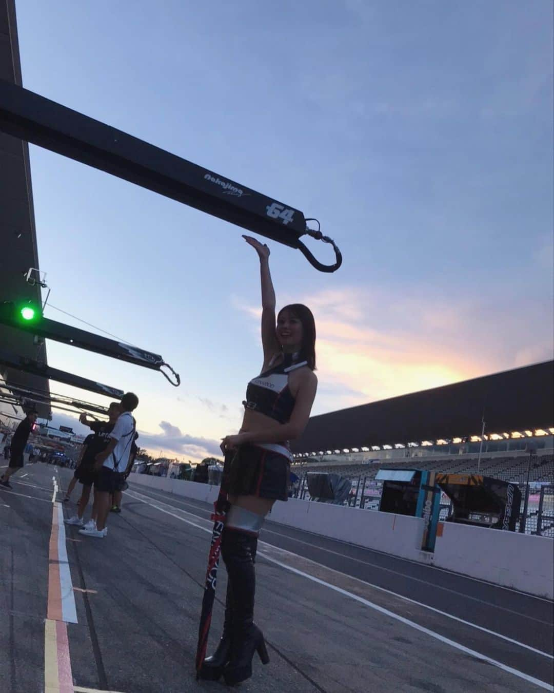 津田知美のインスタグラム：「#superGT  予選 P-4 🫶🫶🫶🫶  念願のグリッドボードをセカンドローの位置で持たせてもらえることの嬉しさで震えています。 今日のこのくらいの時間にはもっと笑顔でいれますように！ みなさま本日もGT500クラス64号車Modulo nakajima racingの応援をよろしくお願いします❣️  #KENWOOD #nakajimaracing」