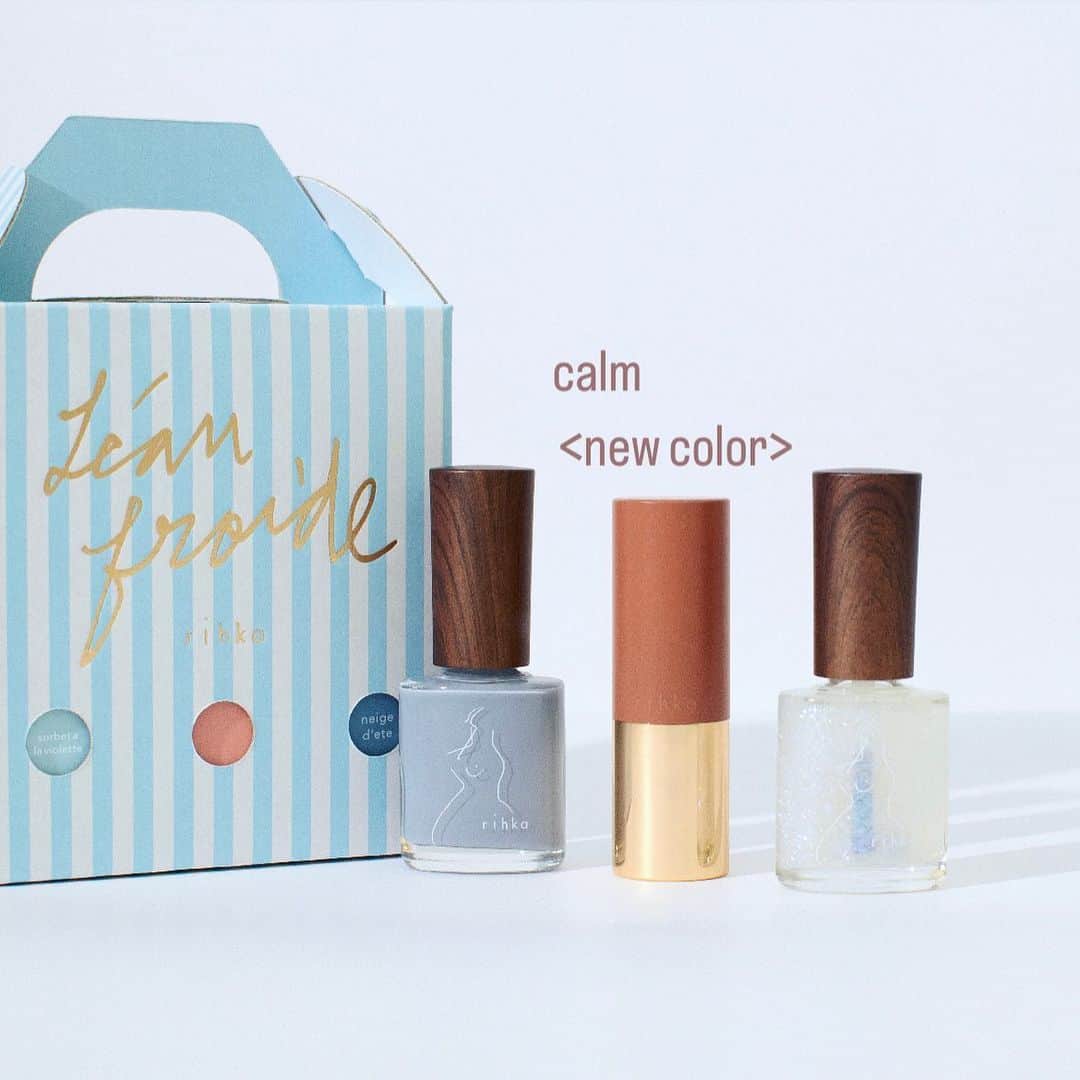 福田里香さんのインスタグラム写真 - (福田里香Instagram)「❄️L’eau froide set❄️は…  ネイル2色に5色の中から選べる リップ１本が入るBOXセットです。  キャンペーンは08/28 12:00 まで❄️ ぜひ、お早めにお申し込みください。  新色lipstick 「calm 」と 「freckle 」を 加えた５色からお選びいただけるように なりました。 @rihka_official @mira0911   08/28 12:00 締め切り 期間限定で500円OFFで ご購入いただけます。  ２色のネイルポリッシュ 「neige d’ete」 「sorbet a la violette」 ➕ rihka リップスティック5色（calm、freckle、melt、lèvre、blush）のうち お好きな1色が選べます。  #rihka_nail #rihka #リーカ #ネイル #ネイルポリッシュ #ネイルアレンジ」8月27日 8時44分 - riccafukuda