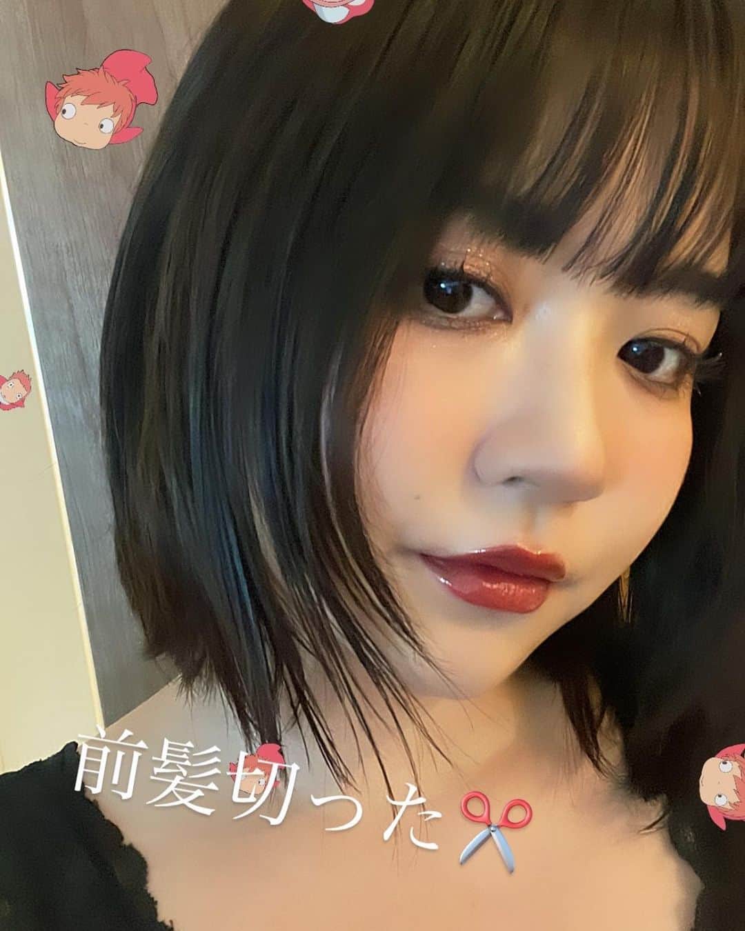 Shioneのインスタグラム：「ストーリーズに載せたらたっっっくさん褒めてもらえたから投稿にも🥰❤️ ぱつっと揃えて切ってもらったよ✂️🌼 . . 前髪あるといろいろ誤魔化せて便利よね😂🩵 #ヘアカット #イメチェン #前髪カット #黒髪ボブ #黒髪 #ヘアスタイル」