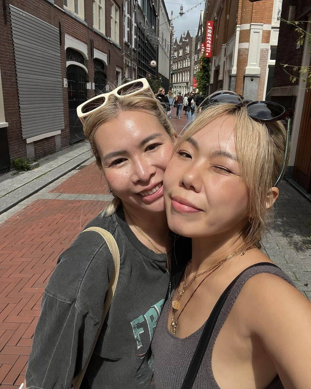 Manamiのインスタグラム：「i miss you gyus and Amsterdam🇳🇱  1. ManaFan👭🏼 on the 道 2. パンケーキ食べる前  3. 宿のbathroomかわいかった 4. FanMarc👫🏼 ポテト屋さんの前 5. ChaMana👩🏼‍🤝‍👨🏻 ポテト屋さんの前  6. the 観光客 7. MarcCha👨🏼‍🤝‍👨🏻」