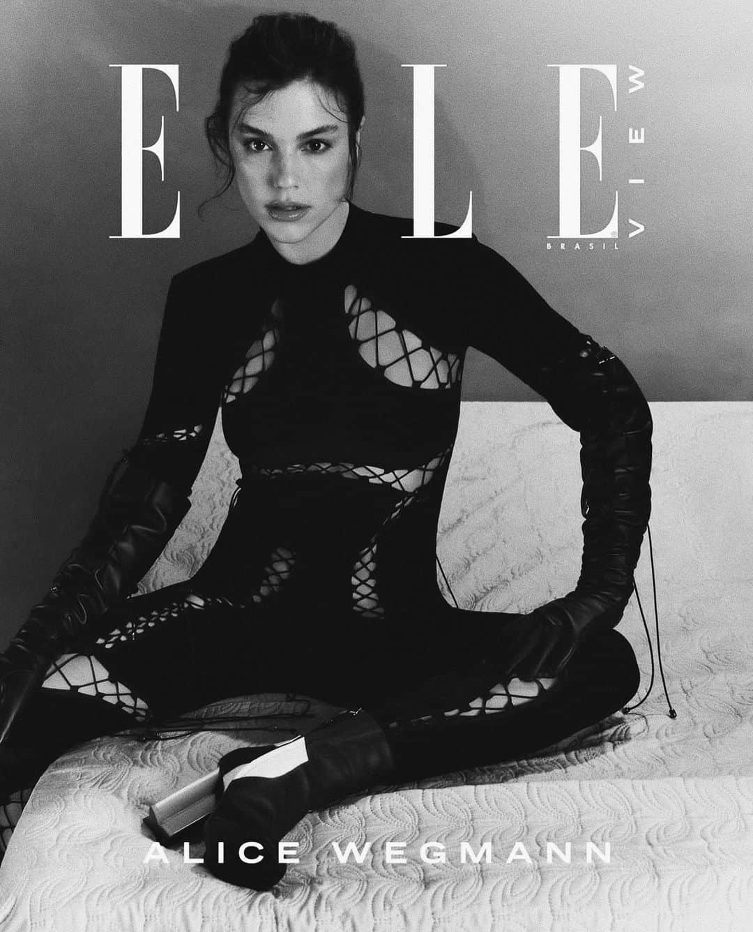 Alice Wegmannさんのインスタグラム写真 - (Alice WegmannInstagram)「capa da @ellebrasil no ano passado @susanabarbosa @mattonicomunicacao @canivellocomunicacao  Foto: @hugotoni Assist. de foto: @henriquelambiazi e @evertonsa_ Styling: @chapeusdaviramos e @flaviapommianosky Produção de moda: @fazziolijohn Beleza: @angel__moraes Assist. de beleza: @paolasalazararango Produção executiva: @_isabelola Set design: @andersonrodriguez Assist.: @lecorezende Tratamento de imagem: @studiobrunorezende」8月27日 8時56分 - alicewegmann