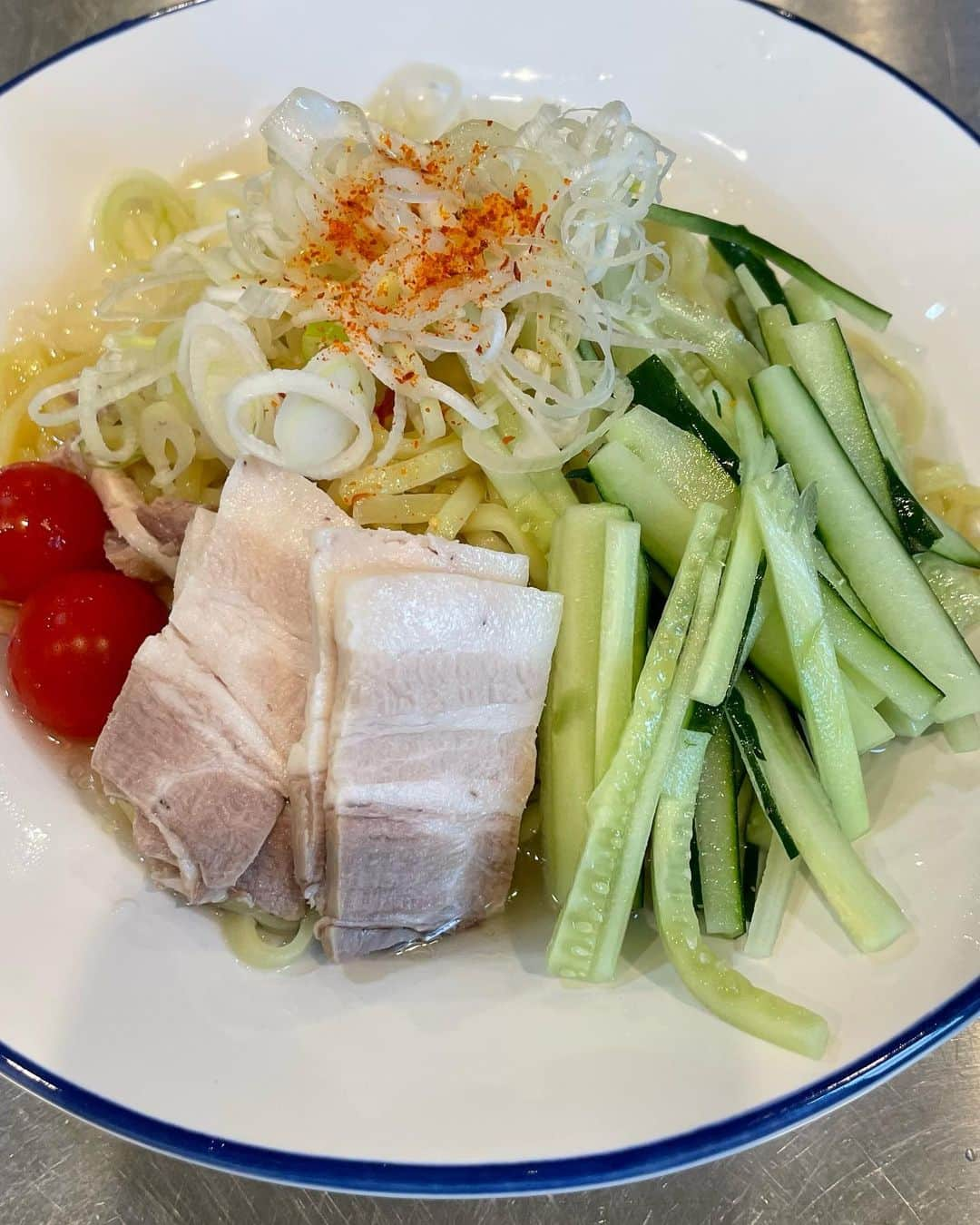 木村祐一のインスタグラム：「ほぼ想像にて､鶏葱油冷麺を作りました。鶏皮とか葱で鶏油~葱とニンニク､生姜などで葱油を。鶏がらスープと水､少しのお醤油ですかね。保存してた茹で豚と｡なんとか。 #いつぞやの #鶏葱冷麺 #鶏油 #葱油 #かーちゃん絶賛 #かーちゃんとは妻 #茹で豚 #きゅうり」