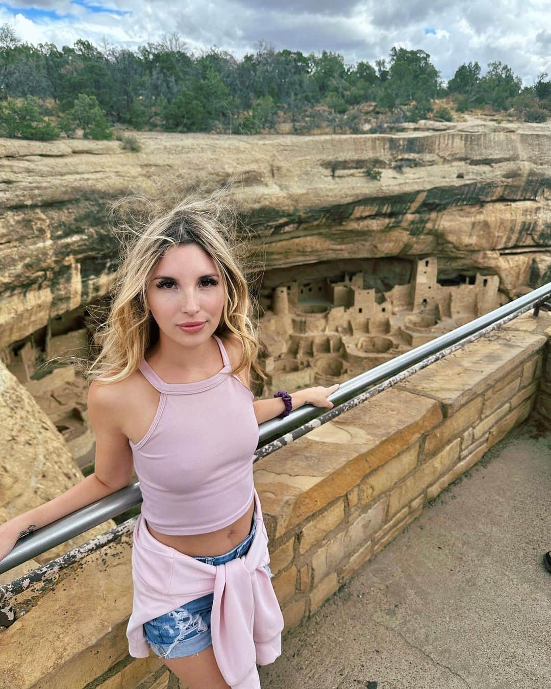 パイパー・ペリのインスタグラム：「Sometimes it’s just nice to check out of life for a while and go on a road trip #adventure #roadtrip #cliffpalacemesaverde」