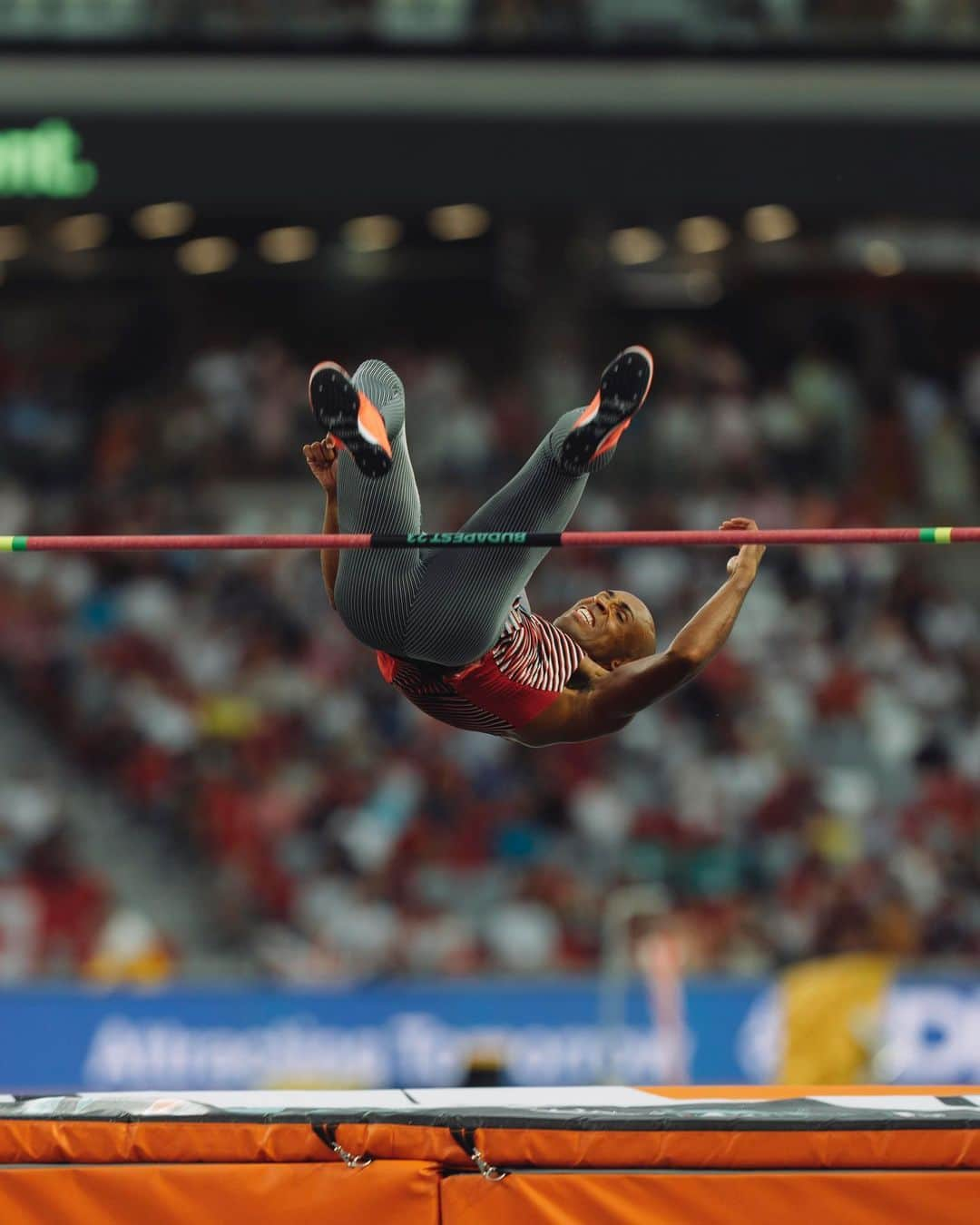 lululemonのインスタグラム：「This World Decathlon medalist just added a fourth to his collection. Congrats on another well deserved podium @damian.warner 🥈」