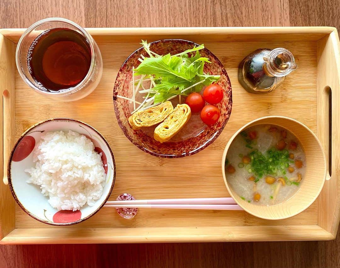 上妻未来のインスタグラム：「朝ごはんですよ🥣 はい、召し上がれ😊  朝ごはんってこれくらいが丁度いい。納豆あってもいいかもね。  じーちゃんとばーちゃんが作った 新米です🌾🌾🌾  #未来亭 #種子島米 #朝食メニュー」