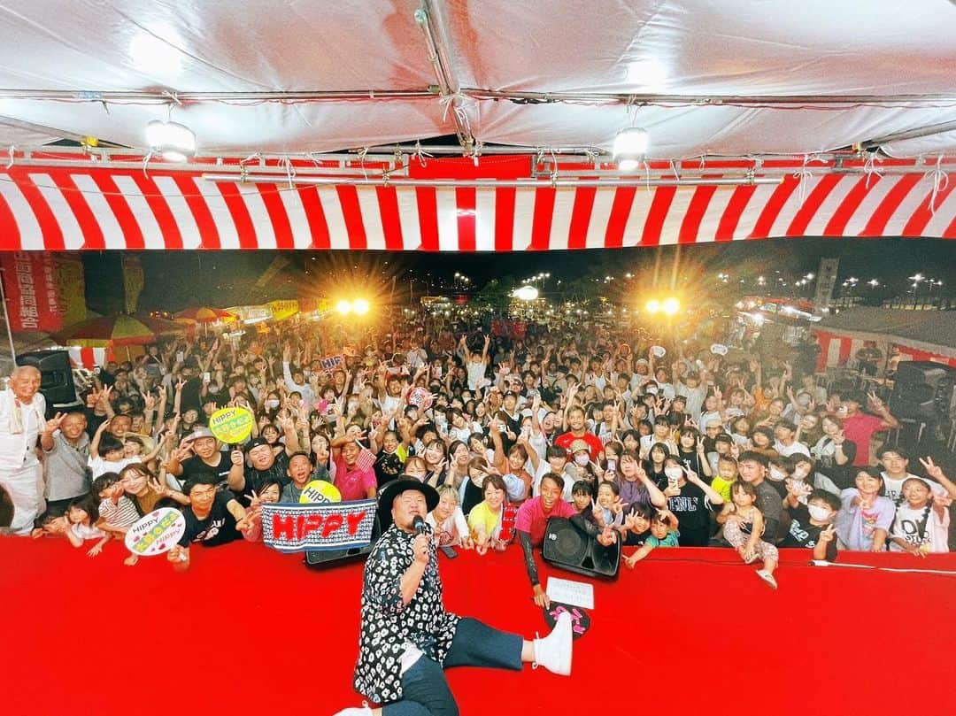 HIPPYのインスタグラム：「愛媛県松山市 『坊っちゃん夜市花火大会』  ゲリラ豪雨による予定変更もありましたが 松山にたくさんの笑顔が咲き誇りました♪  たくさんの出逢い そしてこれまでの準備に心から感謝です。  さぁ！今日は熊本へ  リブワーク藤崎台球場にて 火の国サラマンダーズのホームゲーム  試合前LIVE メモリアルピッチ ５回裏にミニライブ  ボリューム満点で楽しんじゃいます♡ ぜひ観戦にお越しください！！！」
