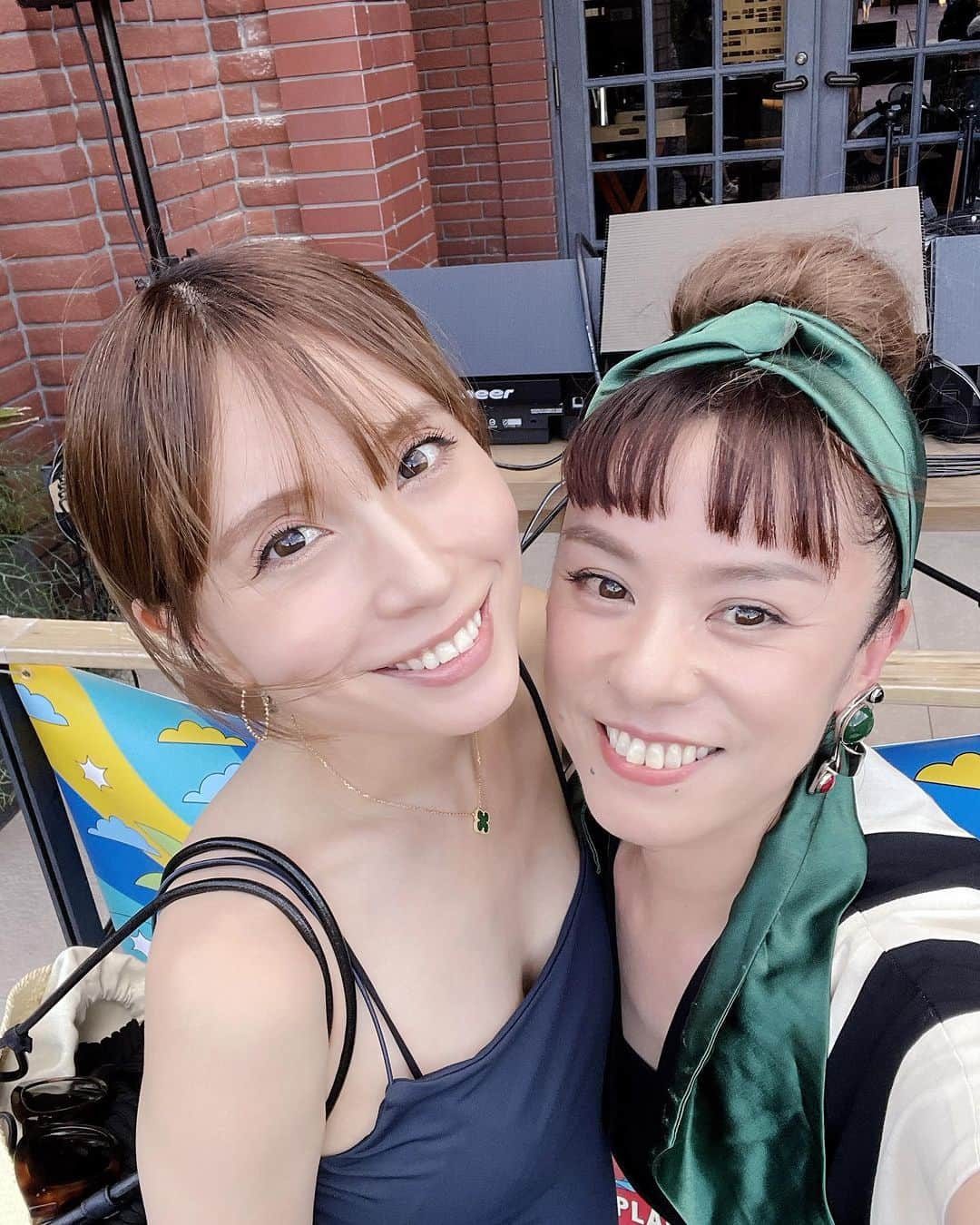 azumiのインスタグラム：「昨日の @bluenote_place  『GOOD MUSIC TERRACE』にお越しくださった皆様 ありがとうございました❣️ DJ中にメイちゃん　@mayjamileh もフラリ立ち寄ってくれてめっちゃ楽しかった😊（メイちゃんありがとう💚） ほかにもお友達たくさん来てくれました☺️  たくさんの方にお茶カクテルを召し上がっていただき『美味しい』とのお言葉をいただきました 玉露の茶殻を使った『お茶畑サラダ』あっという間に完売したそうです😊  本日もやってます！🍵 午後からテラスにあるスタンド付近でお茶売り娘していますので、ぜひお立ち寄りください  #mayj #azumicha #日本茶 #日本茶インストラクター #日本茶アドバイザー #日本茶スタンド #日本茶カクテル #抹茶ビール #煎茶モヒート #玉露ハイ #茶の湯 #DJ #shacho #抹茶 #matcha #娘とか厚かましい」