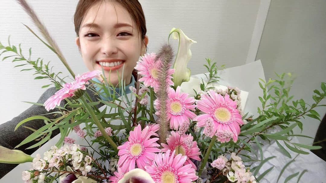 のインスタグラム：「🍎  本日8月27日 お誕生日を迎えました〜！  この一年も私らしく のんびりと楽しく生きていきます〜🥰🫶🏻  いつもありがとう  #さゆりんご13 #BAILAさんにお祝いしてもらったお花🌸」