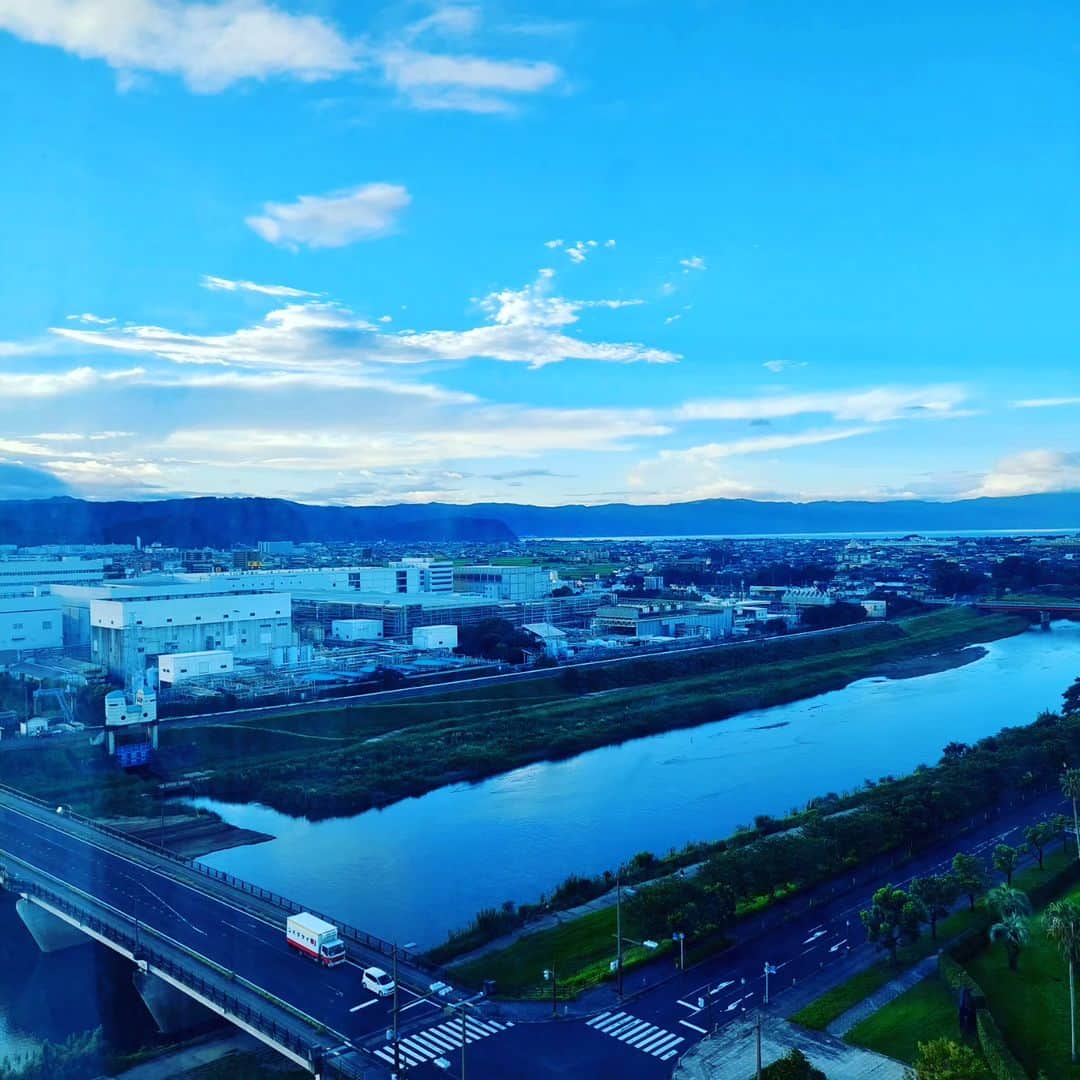 のインスタグラム：「#空  #霧島  #ホテル京セラ  明け方、、素敵な景色が～🌅  #天降川　あもりがわ  #桜島　は、傘かぶってますけど☁️  この暑さですもんね  本日も💗ファイト✊😆‼️」