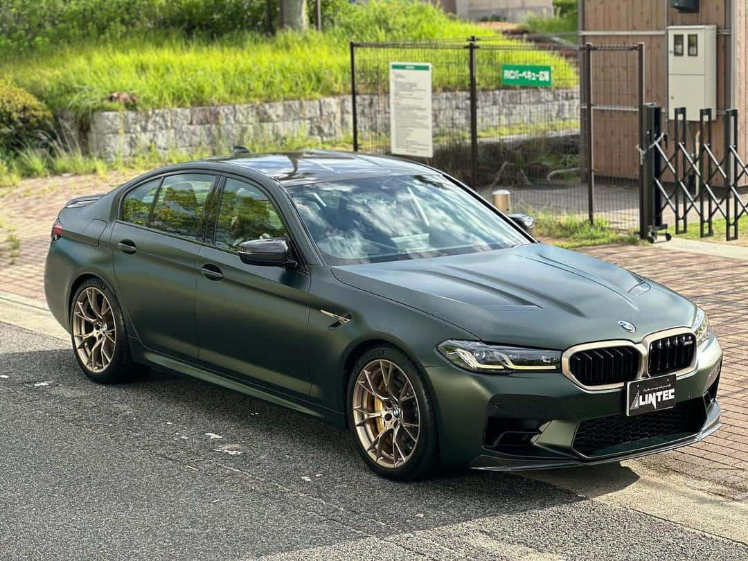 株式会社 リンテックさんのインスタグラム写真 - (株式会社 リンテックInstagram)「New arrival💚🏁 日本5台限定 bmw m5 CSが入庫致しました．  ボディーカラー: フローズンディープグリーン🌳🍃   ゴールドの20インチアルミホイールは専用デザインで、グリーンのボディにゴールドブロンズに仕上げられた鍛造の20インチYスポークMライトアルミホイールがとっても素敵です✨💛  インテリアの各所にもカーボンファイバーが使われており、 カーボンファイバー製のMスポーツシートをはじめ、ステアリングにあるパドルシフトもカーボン製となるなど・・・細かなところまで、特別な演出がされております。  そして、ヘッドレストには、ニュルブルクリンク・サーキットのイラストも入っております🗾⭐️  至る所にかっこいいと特別が詰まった稀少なお車です🏁💕  その他詳しい情報はHPの在庫情報からご覧くださいませ🔍⭐️  少しでもご興味がございましたら、お気軽にお問合せ下さい💚  本日も皆様のご来店心よりお待ちしております。    〒658ー0031  神戸市東灘区向洋町東1-4 TEL: 078-858-0400  FAX:078-858-0401  #輸入車  #輸入車好きと繋がりたい  #instagood  #fyp#afternoon  #インスタ映え #instalike #車  #高級車  #車好きな人と繋がりたい  #ドライブ  #お洒落  #car #おすすめ #外車  #スポーツカー #car #プレミアム #輸入車 #スポーツカー #ドイツ車  #carhub  #challenger #convertible  #m5 #bmw #m5cs」8月27日 9時29分 - lintec_kobe