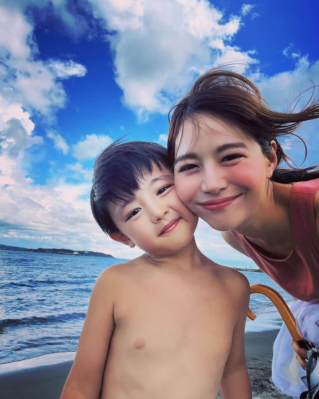 日下部ゆいこさんのインスタグラム写真 - (日下部ゆいこInstagram)「. . 長男が最近 自分の名前呼びから 「おれ」になりつつあって 私は ちょっぴり いや、とても 寂しいです。 . . #男の子#男の子ママ#男の子兄弟#5歳#2歳#海」8月27日 9時22分 - yuiko_kusakabe