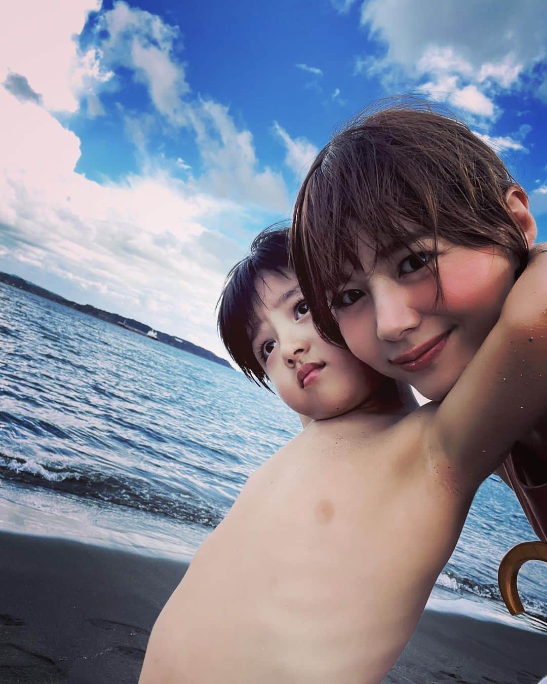 日下部ゆいこさんのインスタグラム写真 - (日下部ゆいこInstagram)「. . 長男が最近 自分の名前呼びから 「おれ」になりつつあって 私は ちょっぴり いや、とても 寂しいです。 . . #男の子#男の子ママ#男の子兄弟#5歳#2歳#海」8月27日 9時22分 - yuiko_kusakabe