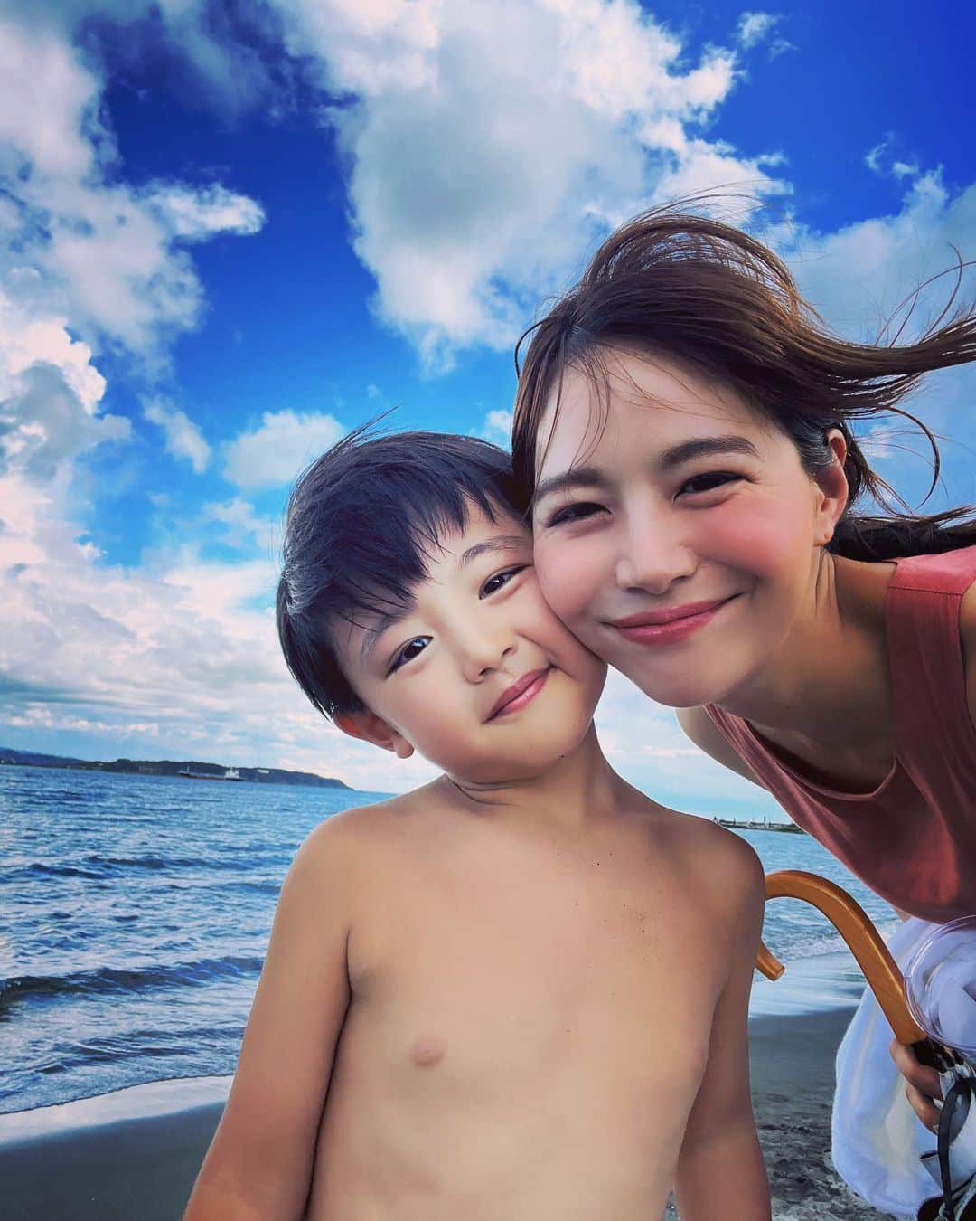 日下部ゆいこのインスタグラム：「. . 長男が最近 自分の名前呼びから 「おれ」になりつつあって 私は ちょっぴり いや、とても 寂しいです。 . . #男の子#男の子ママ#男の子兄弟#5歳#2歳#海」