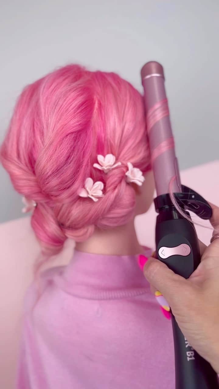オードリナ・パトリッジのインスタグラム：「💕 Updo 💕  This is a simple #hairhack to create a beautiful #braidedupdo with @thebeachwaver B1 + floral hair pins!   #haireeels #hairtutorial #updohairstyles #bridalhair #bridalupdo #bridesmaidshair #reelsinstagram #reelstutorial #hairvideos #hair_videos」