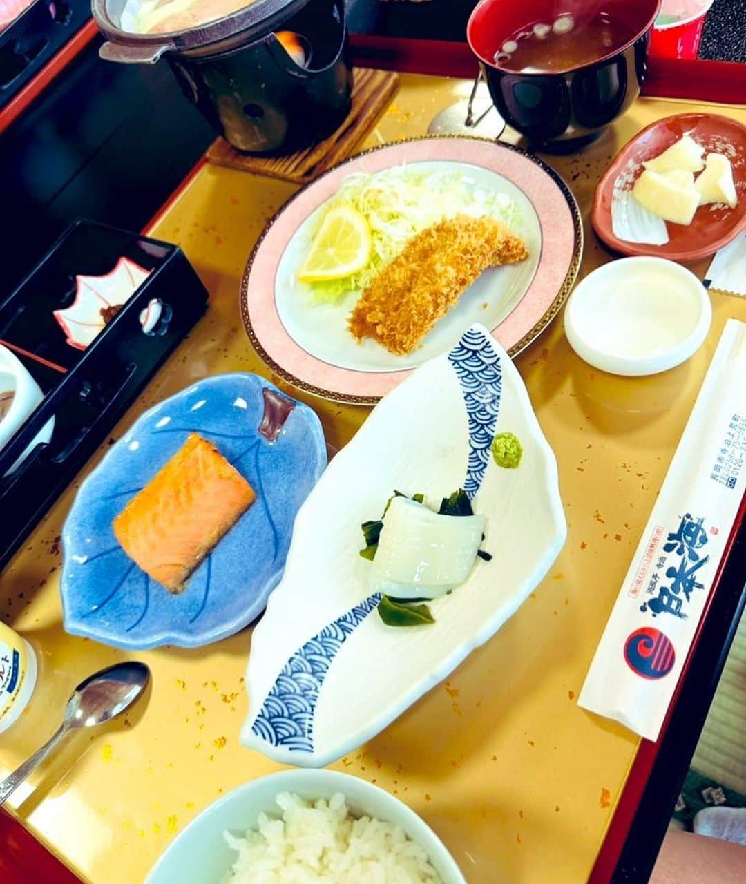 美川憲二さんのインスタグラム写真 - (美川憲二Instagram)「海風亭寺泊日本海で　朝食よ〜😋🍴🌊🌊🌊🌊🌊🌊🌊🌊🌊  紅シャケに、塩辛、フライ、しじみ汁にと　すべて美味しい〜😋👍👍👍  最高な　純和食なホテルの朝食を  食べれて　幸せ〜🥰💕💕💕💕 #海風亭寺泊日本海  #朝食 #かなり美味しい #新潟県 #朝から幸せ #ルンルン気分 #美川憲一 #美川憲二 #ものまね」8月27日 9時24分 - mikawakenji