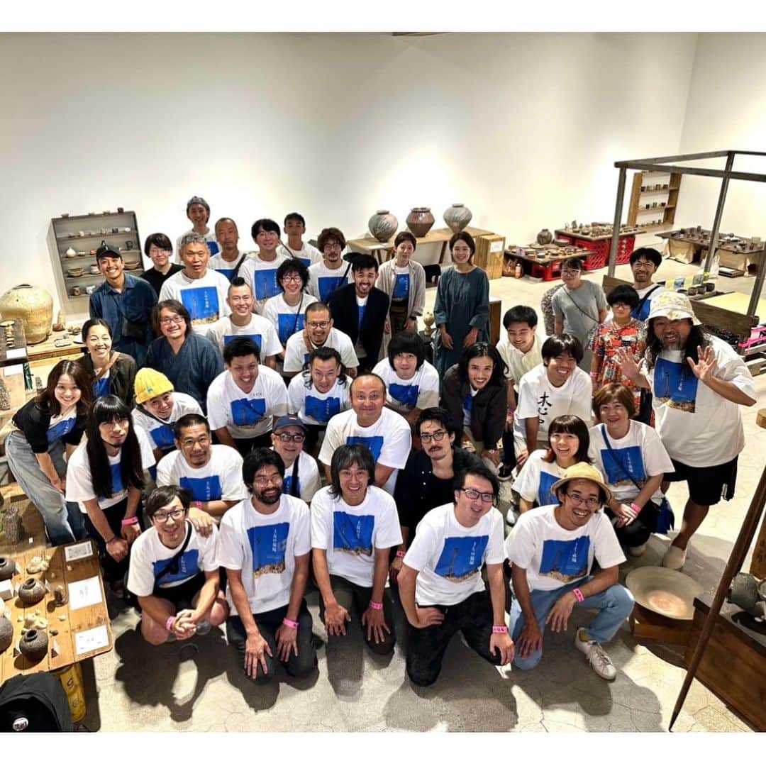 村上隆のインスタグラム：「@tuchitomonohakabaten  土友の墓場展 @kaikaikikigallery でやってます。今日まで。  日本の此処数年の在り方。 社会の完全なるねじれ構造を陶芸家達が、その感覚、感性のみで、此処に大切なネタがあるんじゃ無いか？と言う推理の元、文字通り掘り進め、その掘ったものに火を通して固めたものが、土友的な物体です。 陶芸芸術、と、言えるのかどうかは、今のところ判別付き辛いです。  四狭間かなたさん　@c_summer43 の個展に集うた5名の陶芸家の、素材に対する想いを仲間意識として共有する、が最初期の命名の動機だった様です。そこから、表現と金、日本社会の中の歪み、捻れを抱え込み、ダダイズムの様に表現なのに表現に結実されない不思議な運動体へと変容して来た現在只今。  美術評論の歴史をコレから先語りたい人は必見、体験です。  灼熱の東京の日曜日！ 日本中の芸術ファンの全員！ 刮目しに、会場に来て、作品を購入し、現代日本の最先端芸術の生を持ち帰り、そして、今後語られ始めるこの時代そのものの芸術を己の中に喰ろうて、血肉にせよ！  情報量多すぎの中に、漢詩あり、新海誠 @makoto.shinkai 「すずめの戸締り」 @suzumenotojimari_official のミミズあり、国吉セイショウあり、沖縄返還前後の日米の文脈あり、で、頭が破裂しそうです！ 莫大な情報を説明するのに90分の講義が必要なこの展覧会、このムーブメント。  最高に高難易度な陶芸のパズルを体験しに来てね！  最後に このムーブメントの最初の一滴は @c_summer43 四狭間さんであった、を皆さんにリマインド致します。 🙇‍♂️  photo: @chiaki_kasahara_  追記: 土友に参加したい若者、壮年、老人、も、どんどん参加するといいと思います。 ちなみに本展の参加不参加は、リーダーの @naokiwada39 和田直樹さんが、お決めになっている様です。」