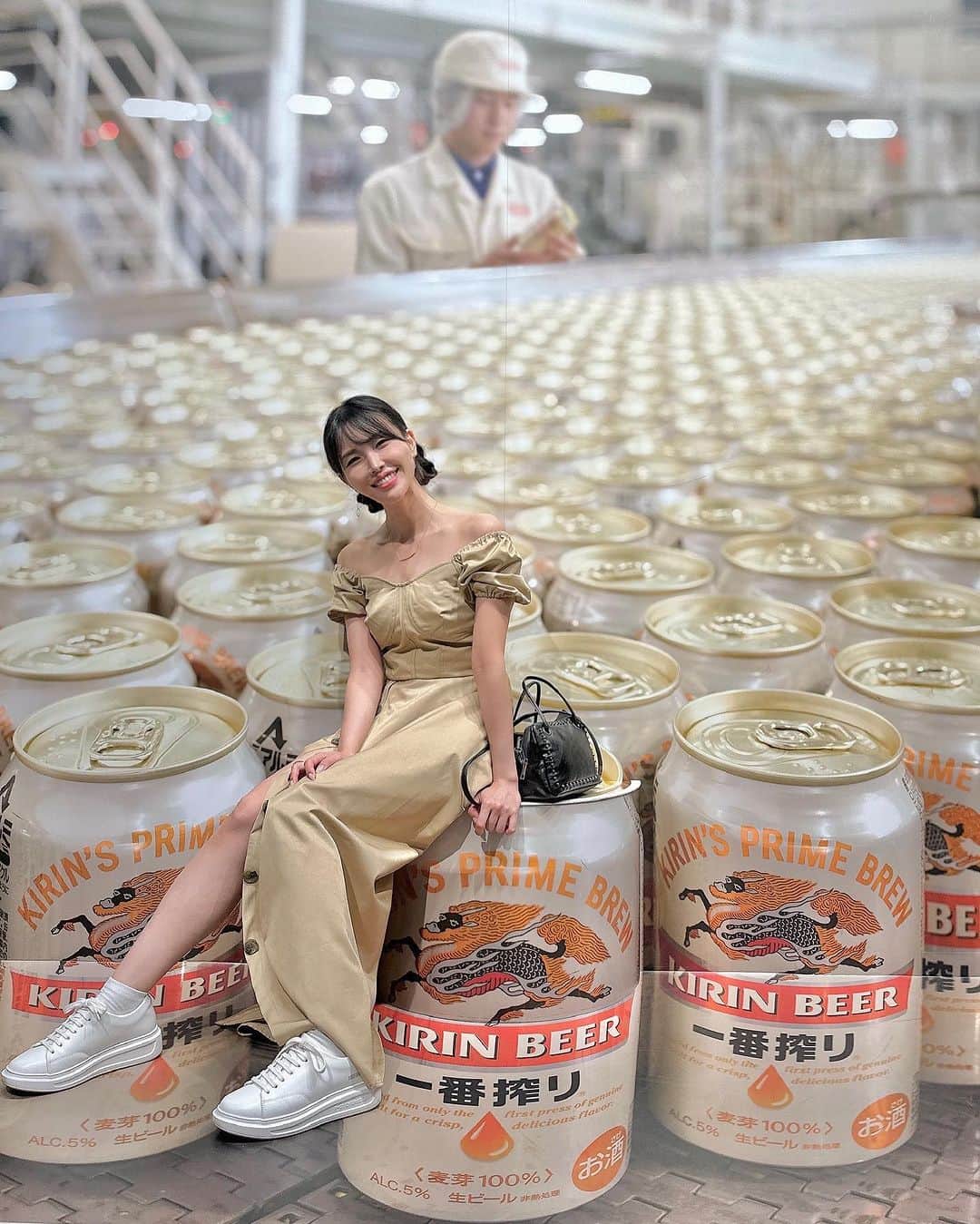 児玉アメリア彩さんのインスタグラム写真 - (児玉アメリア彩Instagram)「【醸造酒が好き🍶🍺🍷】 ⁡ 気になっていたキリンビールさんの横浜工場へ 撮影パネルがトリックアートみたいだった🤍🩷 ⁡ ⁡ こちらは展示がさすがのクオリティで 博物館のようでした ⁡ ホップってけっこう私にとってはちょっと魅惑というか未知の存在だったのですが グラフィック盛りだくさんで視覚的にそこの理解を深められたの感激 ⁡ 日本酒の蔵見学の感覚でいたらまじでタンクの大きさにひょぇーってなった ⁡ (工場見学は有料なので写真はないのですが、 ぜひ直に見て楽しんでください🫶🏻) ⁡ ⁡ ⁡ 工場見学すると飲み比べまでさせてもらえるの(しかもジョッキ 大人のアミューズメントですね🍻 ⁡ ⁡ ⁡ ⁡ ⁡ #キリンビール #キリンビール工場見学 #キリンビール横浜工場 #ビール #ビール🍻 #醸造酒」8月27日 15時10分 - aya_amelia_kodama