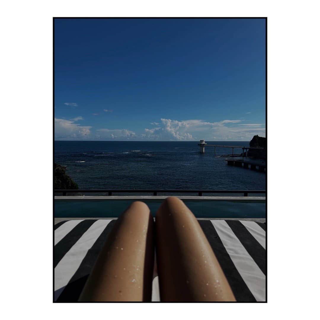 藤田敦子のインスタグラム：「ㅤ オープニング以来来てなかったので 久々の @eden_katsuura ✨ 寝不足できたので、なんだかんだほぼ寝てた😇 夜の月明かりで海がキラキラ綺麗やったなぁ。  #リア充感満載な写真🤪 #じつはそうでもないけれど #インスタくらいいい写真載せたいやん #知らんけど」