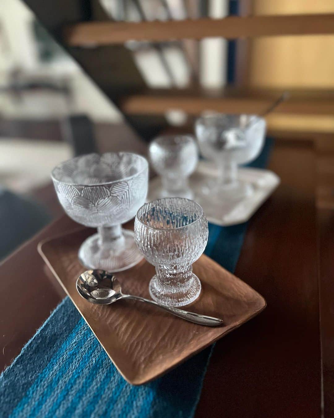 ai-chanさんのインスタグラム写真 - (ai-chanInstagram)「北欧ヴィンテージWebShop 〔 kissaとkoira 〕 ￣￣￣￣￣￣￣￣￣￣￣￣￣￣￣￣￣￣￣￣￣￣￣ ・Mirandaミランダ　1971-1975 デザートボウル(写真の大きな方です)  ・Kekkeritケッケリト  1972-1986 小さなグラス  🇫🇮ヴィンテージ廃盤品 ......................................................................  残暑厳しい今日は、冷やし白玉ぜんざいを🙆‍♀️ #白玉大好き #吉廼家 さん あんみつと迷った--  ミランダに寒天を、ケッケリトに黒蜜を。いいと思います🙋‍♀️  ￣￣￣￣￣￣￣￣￣￣￣￣￣￣￣￣￣￣￣￣￣￣￣ プロフィールのリンクよりWebShop へGO!💁🏼‍♀️ ⚫︎NUUTAJARVI→Miranda ⚫︎iittala→グラス類(Kekkerit)  #北欧ミックス #キッコイ #kissaとkoira #キッサとコイラ #北欧ヴィンテージ   #arabiavintage #arabiafinland  #finlandvintage  #Miranda  #Kekkerit」8月27日 15時02分 - fujisan99