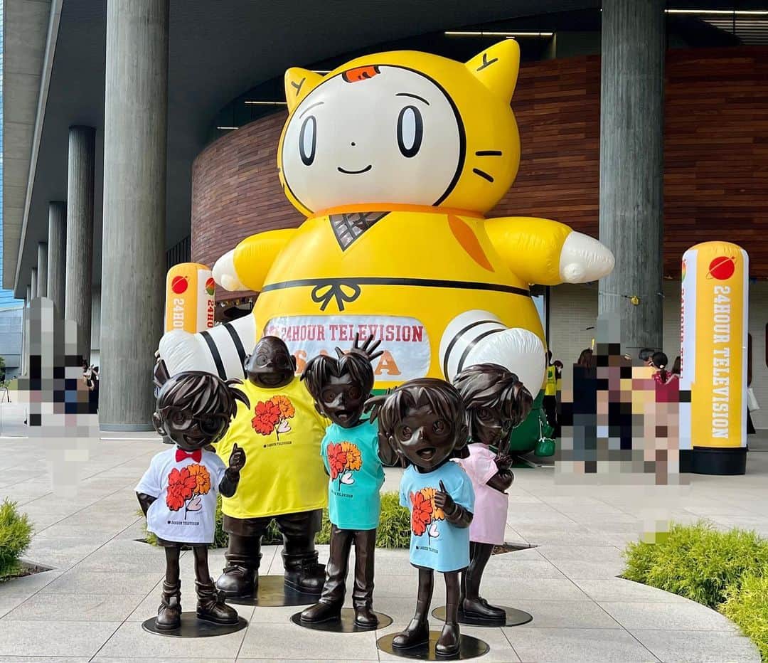 のインスタグラム：「24時間テレビ開催中！  蒸し暑い中、 ご来場＆チャリティー募金ありがとうございます。  8/27（日）21:00まで  デカシノビーとチャリＴシャツを着た少年探偵団がお待ちしております！  縁日もありますよ〜」