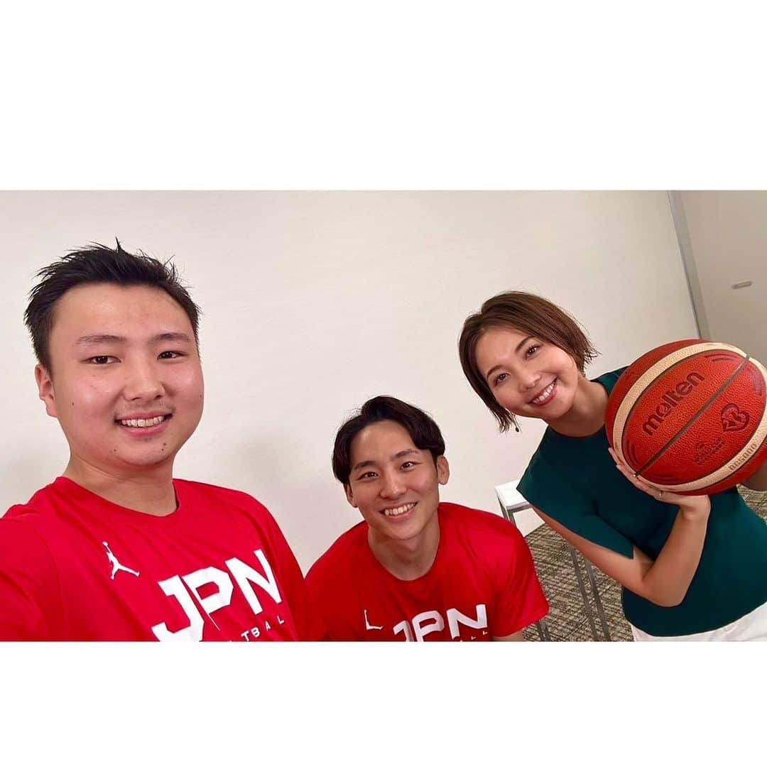 ヒロド歩美のインスタグラム：「FIBA Basketball World Cup 2023🏀 今夜はフィンランド戦‼️ テレビ朝日でよる9時から中継です‼️ 一歩、一本、日本．  河村勇輝選手、富永啓生選手の【阿吽の呼吸】プレーにも注目です👀 河村選手の武器、ノールックパスと 富永選手の武器、スリーポイントシュート🏀 #ヒロドの小ネタ コンビネーションはチームNo.1とも言われる2人が、"ここは意見が違うんです!"というポイントがありました。それは、ボールをもらった瞬間に縫い目を揃えてシュートする富永選手に対して、もらった状態でそのままシュートする河村選手。富永選手が瞬時に縫い目を変えるスピードがすごいそうですが、あえて縫い目がしっくり来るように彼にパスを出す河村選手もすごいのです。（意識してパスをすることもあると）展開が早いですが、注目して今夜の戦いを迎えます！  #fibawc」