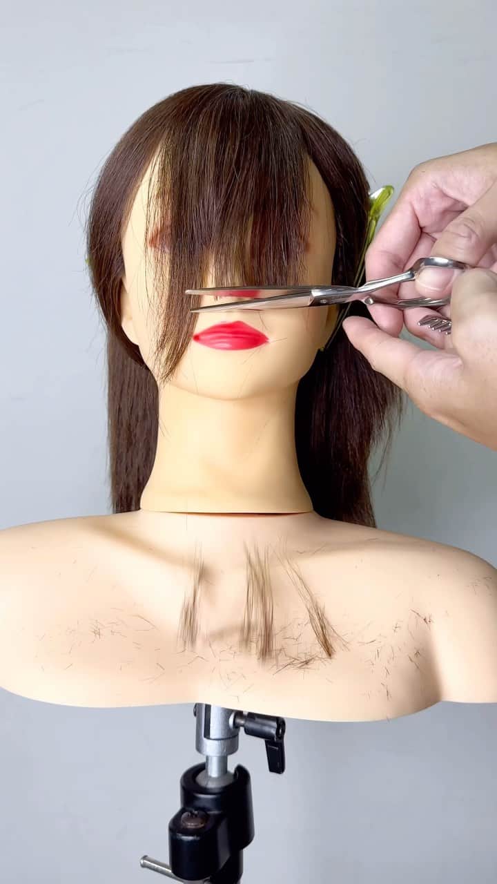 鶴谷和俊のインスタグラム：「顔まわりレイヤーカット、前髪カット💇‍♀️  #レイヤーカット #前髪カット #おくれ毛 #おくれ毛カット #ヘアアレンジ #ヘアアイロン #カールアイロン #スクエアバー #ヘアカット #カット #髪型 #bob #hair  #hairstyle #hairstyles #hairstyleideas #hairstylest #hairstyleoftheday #hairstyle #hairstylevideo #hairstyletutorial #hairstyles_ideas.」