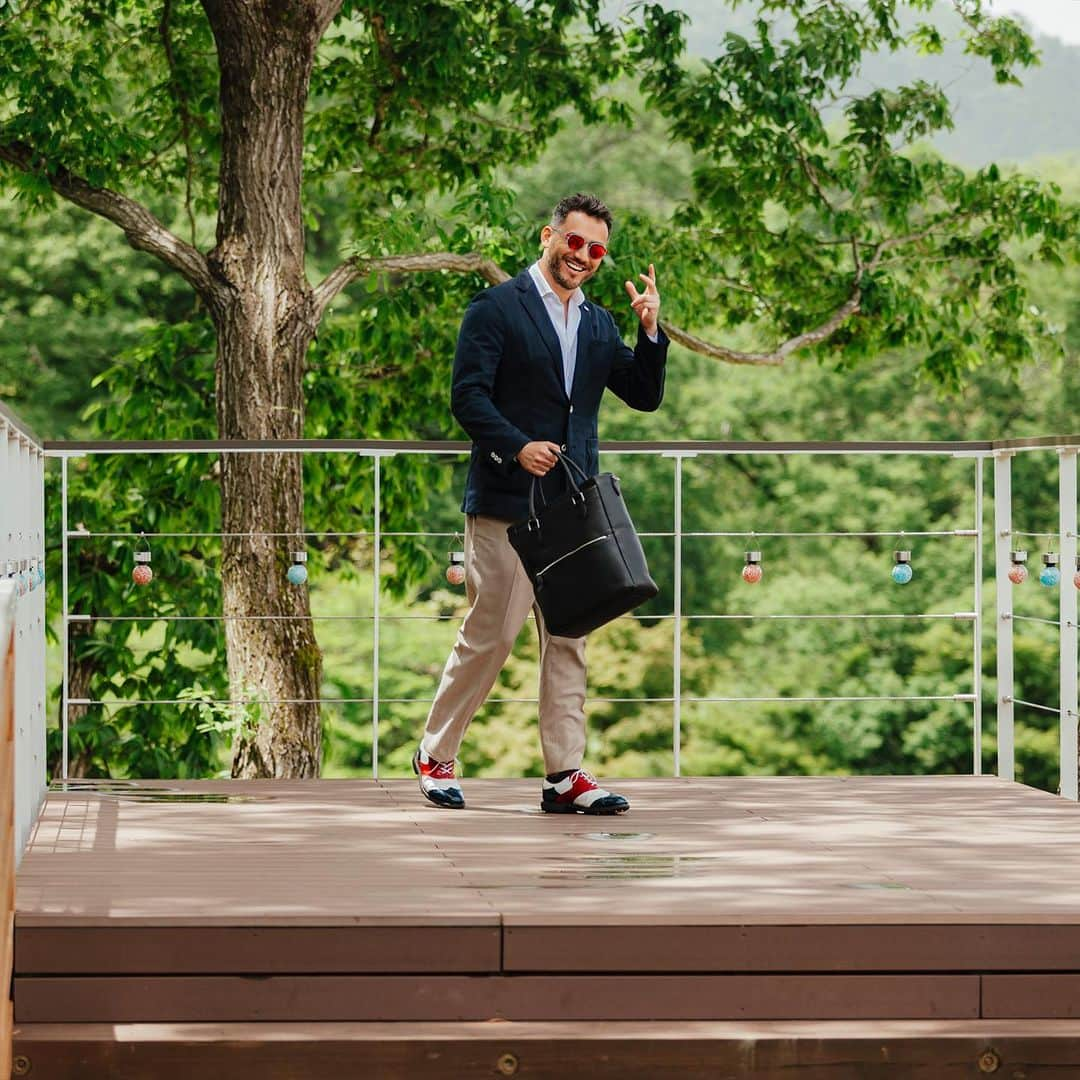 ベリッシモ・フランチェスコさんのインスタグラム写真 - (ベリッシモ・フランチェスコInstagram)「Absorbing energy from Nature!😎🌲🌳 大自然から力を頂く！❤️ Il gladiatore si ricarica nella natura! 😂 #ベリッシモ #creezan #料理研究家 #francescobellissimo #料理研究家ベリッシモ #クリーザン #クリーザンゴルフ #豊岡鞄 #sprezzatura #sprezzaturastyle #dapper #dapperoutfits #dappermen #dapperlife #fashion #fashionstyle #sartorial #luxurylifestyle #dandystyle #ファッション #イケおじ #イケメン #ダンディ #イタリア人 #モデル #ファッションモデル #鞄 #お洒落 #芸能人 #イタリア料理研究家」8月27日 15時07分 - bellissimoyoshi