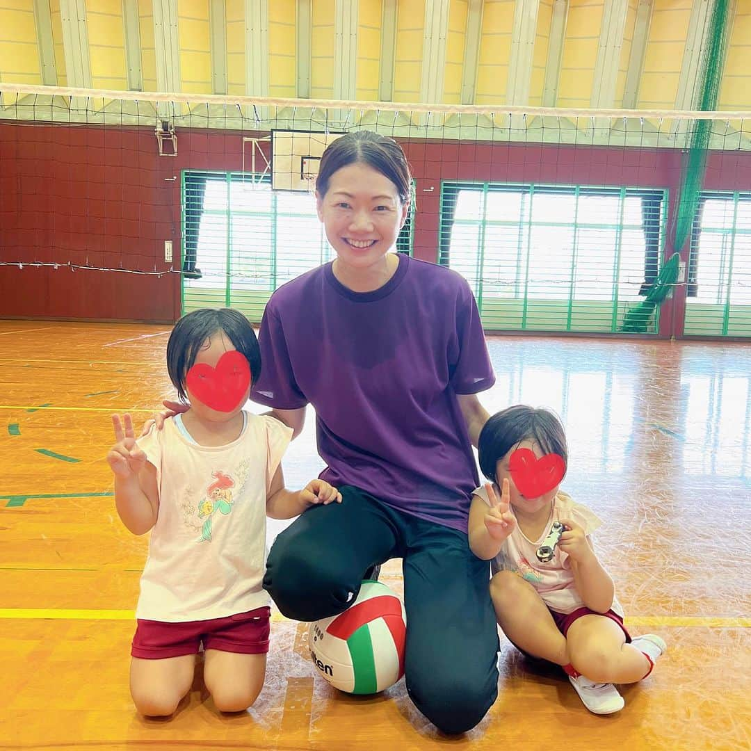 井上香織のインスタグラム：「2023.8.27 ・ 可愛い姉妹♡ もうバレー教室3回参加してくれていますが、車で2時間半ほどかかるところから来てくれています！！ いつもありがとう😊 ・ #バレー教室 #豊岡 #出石 #但馬」