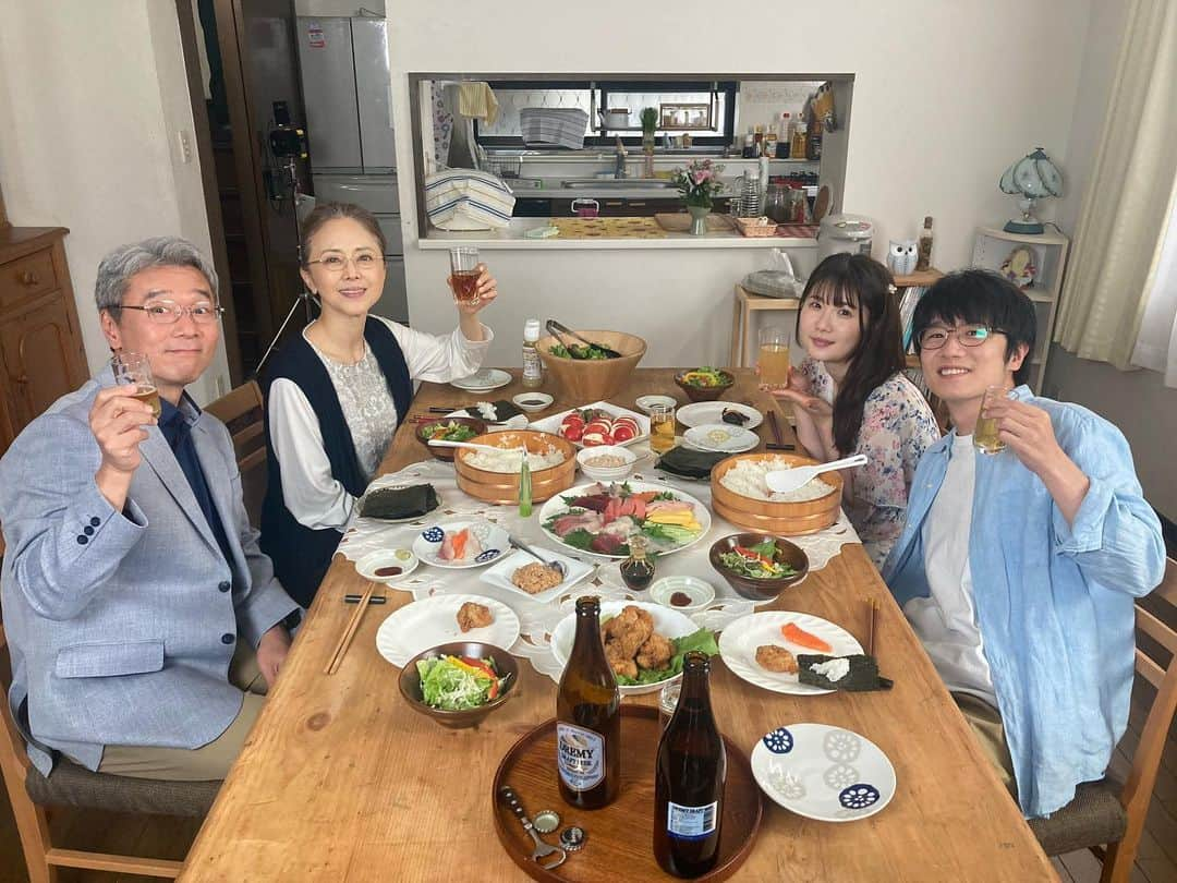 初恋、ざらりさんのインスタグラム写真 - (初恋、ざらりInstagram)「#初恋ざらり 🌸🤍オフショット  岡村さん(#風間俊介)の実家で📸  8話で岡村さんの母・靖子(#熊谷真実) が張り切って用意した 料理を囲んで🍽😋  #Lemino と #UNEXT では 今までのエピソードが見放題配信中！  TVerでは1~3・8話を 無料見逃し配信中🪼  #小野花梨 #尾美としのり」8月27日 15時08分 - tx_koizara