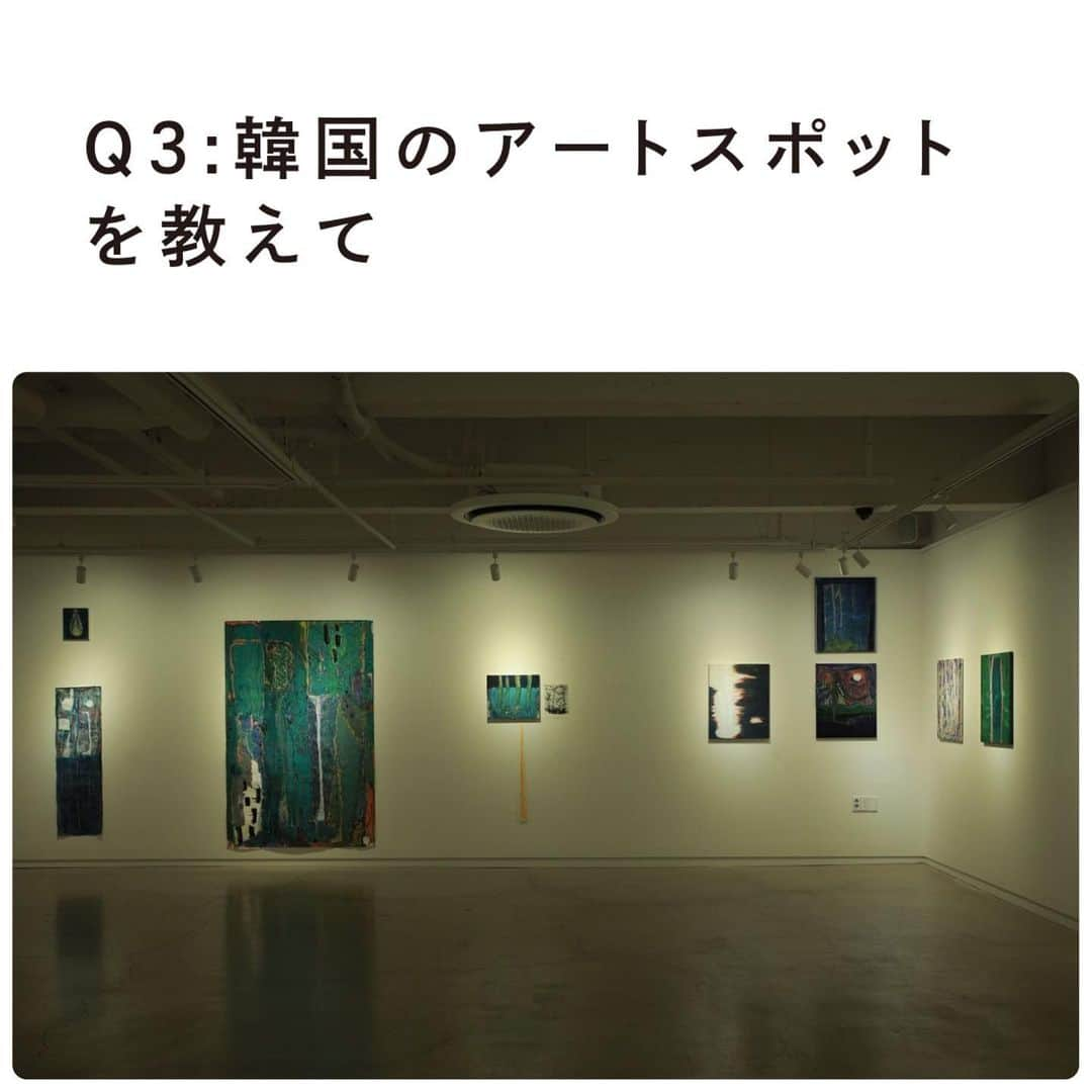 前田エマさんのインスタグラム写真 - (前田エマInstagram)「アートビラ連載　#前田エマのアンニョン韓国アート  今回は韓国で活動する日本人アーティスト・堀越宏太さん @horikoshi_kota へのインタビューです！ コッシーと私は、大学の同級生。入学した時に隣の席で、専攻も担当教授も同じ。4年間ずーっと作品を見続けていて、卒業してからも、彼の作品はずっと気にしていて、まさか韓国で再会する人生になるなんて、嬉しい偶然です。  日本のアーティストが海外に行くとなると、どうしても「海外＝ヨーロッパやアメリカ」とることが、まだ多いと思うのですが、アート熱が燃え上がる韓国・ソウルで、どんなことを感じて制作をしているのか、話してもらいました。 韓国のギャラリーや美術館のことから、若者とアートの関係性、韓国の美大や受験についてなど…。そして、韓国で個展を開催するまでの経緯や苦悩、日本人としての振る舞いや立ち位置、仕事と制作のバランス、アトリエのことなど…。とても勉強になりました。 是非ご覧ください！！  ストーリーに載せます。 連載のアーカイブからもご覧いただけます。」8月27日 9時40分 - emma_maeda