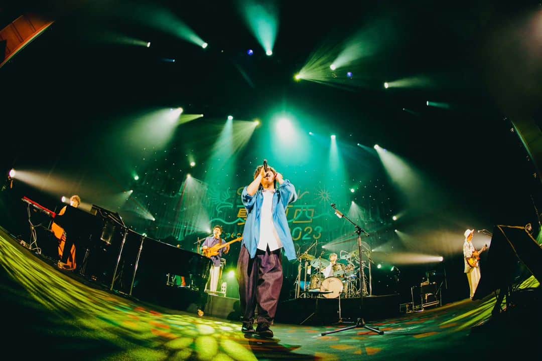 横山祐介のインスタグラム：「📷2023.8.26🥁 wacci 夏の東西Special Live2023大阪編  ２本だけだったけど、２本だけだったからこそ挑戦と発見に満ちたライブになりました。  3分の1が日替り曲。 いい曲たくさんあるでしょ？笑  ゲストをお呼びするこのスタイルは普通の共演とはまた違い、自分たちの演奏や楽曲を見つめ直せる贅沢で貴重な機会にもなりました。  川崎鷹也さんの歌、痺れたね〜。 聴いたらみんな好きになっちゃうよね。  <setlist> 1.夜を越えて 2.ヒーロー 3.東京ドリーム 4.Answer 5.さかな 6.別の人の彼女になったよ 7.風 8.恋だろ 9.魔法の絨毯 w/川崎鷹也 10.まばたき w/川崎鷹也 11.愛の歌 w/川崎鷹也 12.大丈夫 13.フレンズ 14.トータス 15.最上級 16.ワンセット En1.変身 En2.宝物 w/川崎鷹也  📸 @mini12du   #wacci #川崎鷹也 #gretschdrums  #meinlcymbals  #promarksticks  #evansdrumheads  #drums #drummer #drumlife  #drumuniversity #drumstagram」