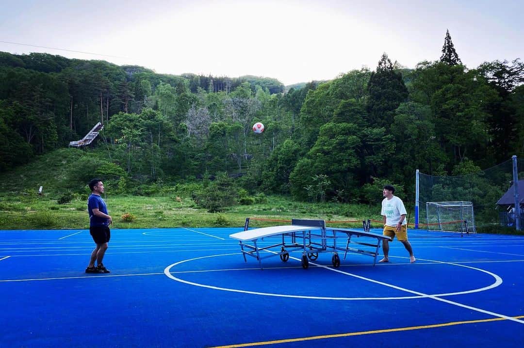 GAKU-MCさんのインスタグラム写真 - (GAKU-MCInstagram)「【サッカー合宿やります】　  ここ数年、フェスの出演で何度も訪れた長野県白馬村。会場はそこにあるサッカーコート付きの素敵なロッジ。  サッカーして、ライブして、そして白馬から見える八ヶ岳の景色をアミーゴ皆様と一緒に、目一杯堪能したら最高なんじゃないか！そんな想いで開催を決めました。  サッカー経験者も、そうでない皆様にも楽しんでもらえる様に工夫して、そしてライブでは思いっきり一体感を楽しめる様に、熟考中。  秋の白馬をサッカーと音楽で堪能しませんか？！　　　　   沢山の皆様のご参加ココロよりお待ちしております。　　  GAKU-FC サッカー合宿 in 白馬　 2023年10月14日（土）-10月15日（日）   詳細はリンクから僕のホームページへどぞ。   #gakumc #ガクエムシー #lifeisajourney #MusicTour #traveller #travel #travelgram #トラブルは旅を彩る調味料 #挑戦 #チャレンジャー #コーラスアミーゴ #サッカー合宿 #football #soccer #白馬 #HAKUBA #entoen」8月27日 9時42分 - gaku_mc