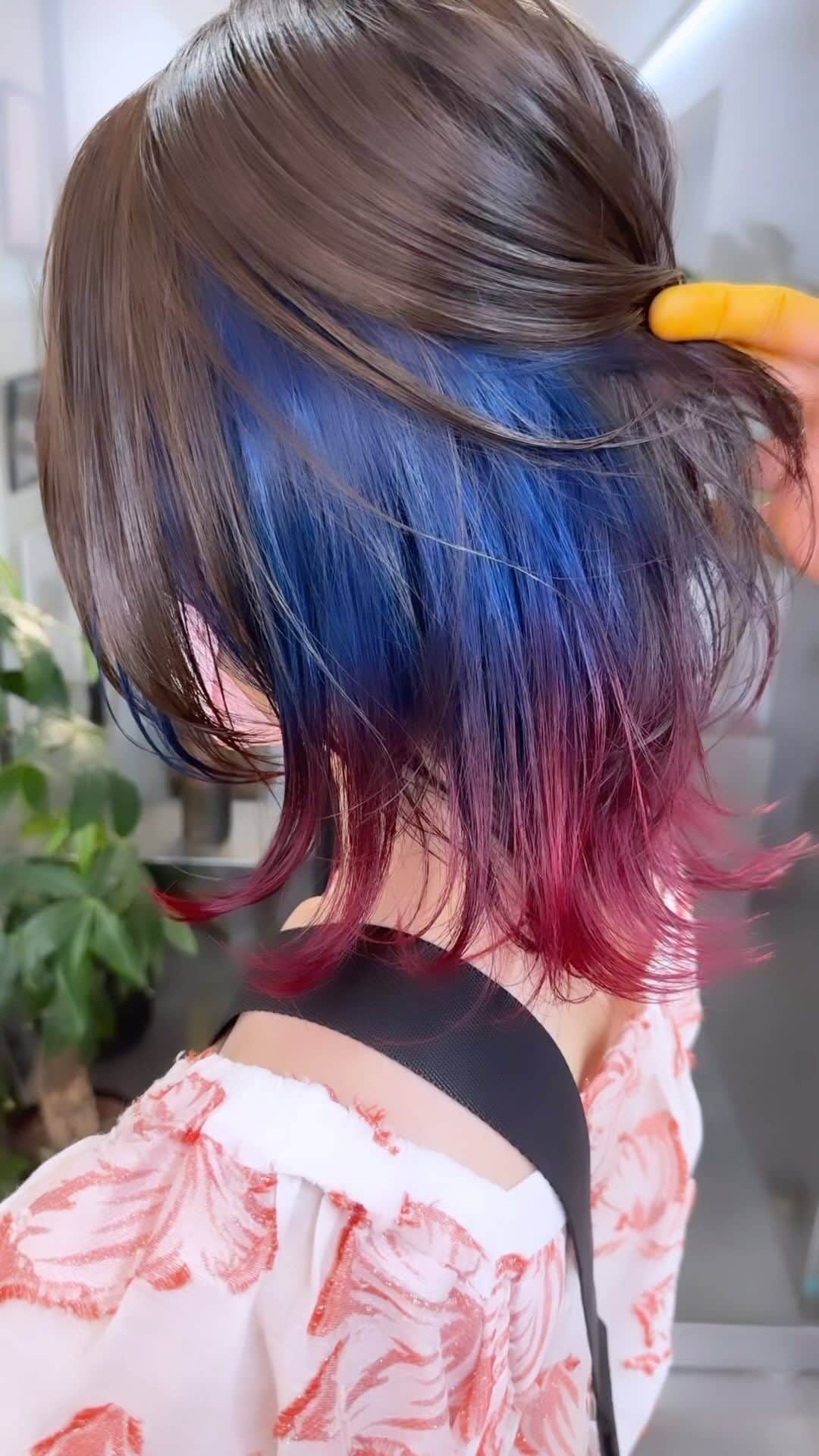 オオモトのインスタグラム：「インナーカラー4選。 ・ WOM  代表　オオモト @bobby_omoto_style @wom_hair_ ご予約はinstaDM or TEL にて🙇🏻‍♂️  ・ 直近空き予約や、日々の髪型はストーリーにて随時投稿しております🤚🏻気軽にご予約お待ちしております💌 ※ご新規様は注意事項を必読の上ご予約お願いいたします。  ・ お値段、ご予約方法、場所、などはストーリーハイライトに明記しております✨  税抜表示 ご新規様ブリーチ最終受付17時半 基本月、木休み 現在中途スタッフ、新卒スタッフを募集しております！ ご興味あるかたはDMお待ちしております！  ・  #ブリーチ#インナーカラー#インナーカラーピンク#インナーカラーブルー#クラゲウルフ#ケアブリーチ#haircolor#裾カラー#下北沢#ウルフカット#下北沢インナーカラー#アウターカラー#ウルフ#ウルフヘア#ショートウルフ#女生染髪#派手髪#髪色#머리#올림머리#좋아요#헤어컬러링#ハイトーン#中性ウルフ#メンズウルフ#暗髪#ミニボブ」