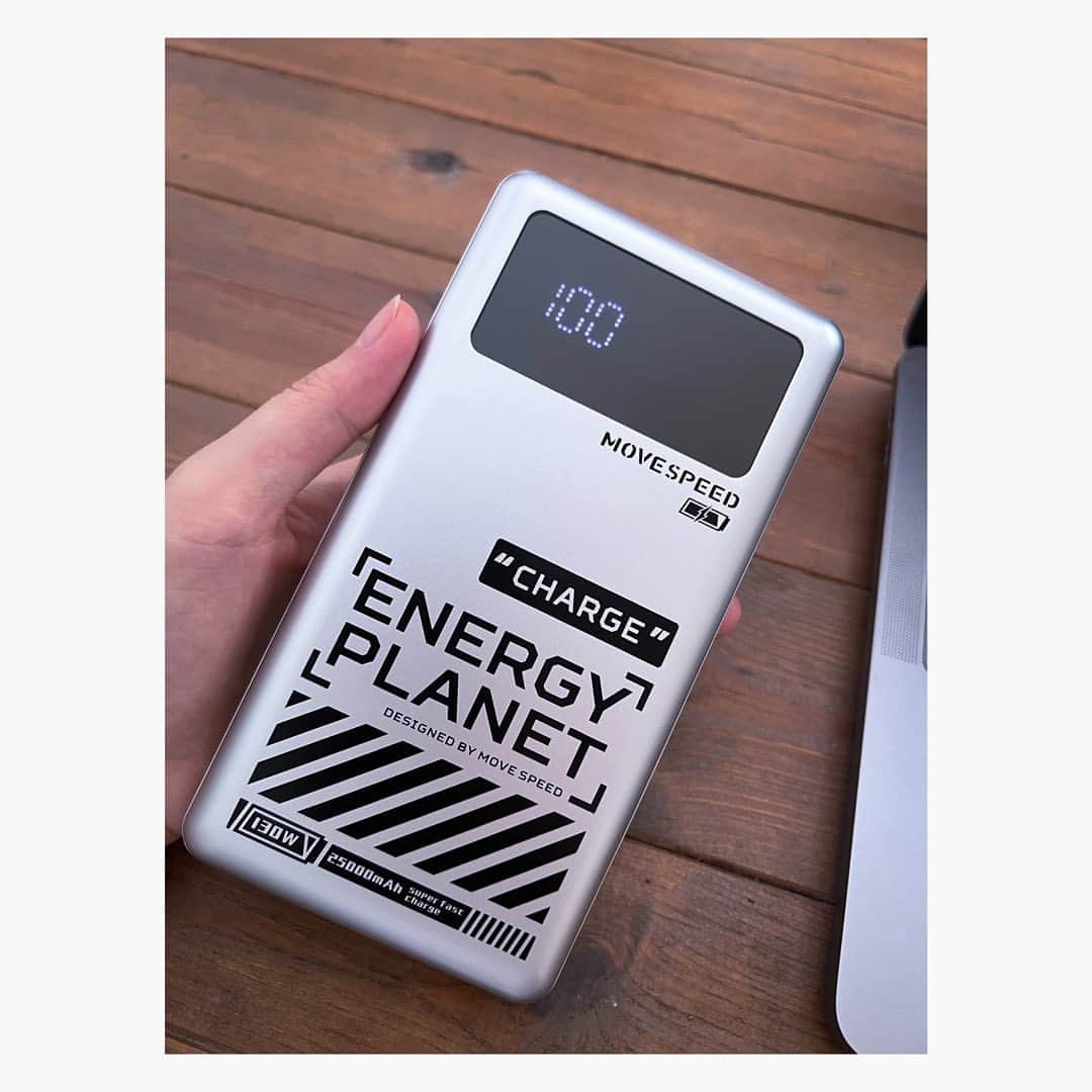 花澄のインスタグラム：「モバイル充電器の調子が良くなかったので ちょっと前のAmazonのセールのときに買ったのだが 近頃とんとお見かけしないタイプのデザインに ドキドキしてる。（笑） 80年代？90年代？ ウォークマンとかあった頃のだよね…？ 容量が大きいからまあいいや、と思ったのだけど サクラチェッカー（レビューがサクラか どうか調べるサイトがあるんだってさ！） を教えてもらって調べたら めちゃめちゃ危険度高かったやんけ… どうしてくれるん… もう一度よくレビューを読んだら 自然放電がひどい、という書き込みが ちらほらあって、 え、じゃあ…と電源入れたら めっちゃ元気に100！と出してきて それはそれで笑った。 1ヶ月くらい放置してたよ？ フツーに100はないべ？ 25000mAh 130wという優れもののはずなんだが 心配しかないなぁ。」